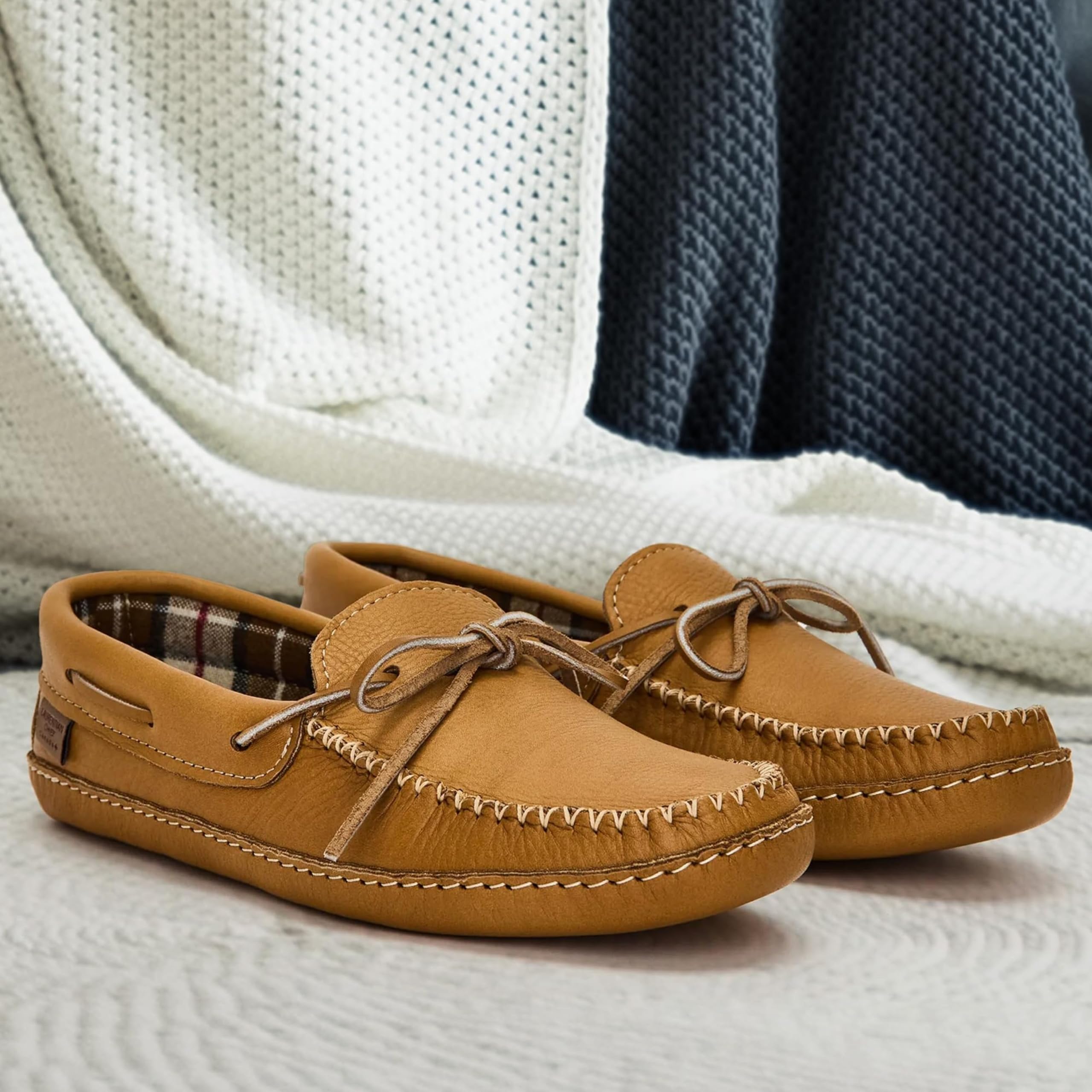 Laurentian Chief Leder-Mokassins für Herren – Stilvolle Herren-Mokassin-Hausschuhe mit kariertem Innensohlenfutter, bequeme Indoor-Schuhe, Einzelschnürung, strapazierfähige Ledersohle, hergestellt in