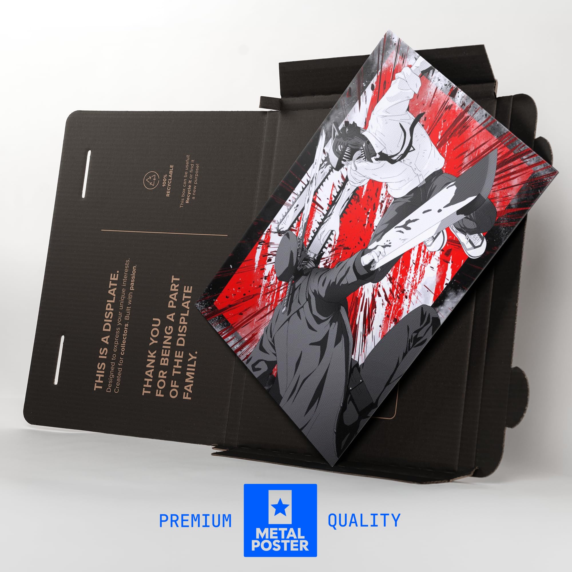 Displate Metallposter Chainsaw Man vs Katana - Man Red Brutal Combat - Wanddeko Poster für Schlafzimmer Magnetische Befestigung 48 cm x 67.5 cm