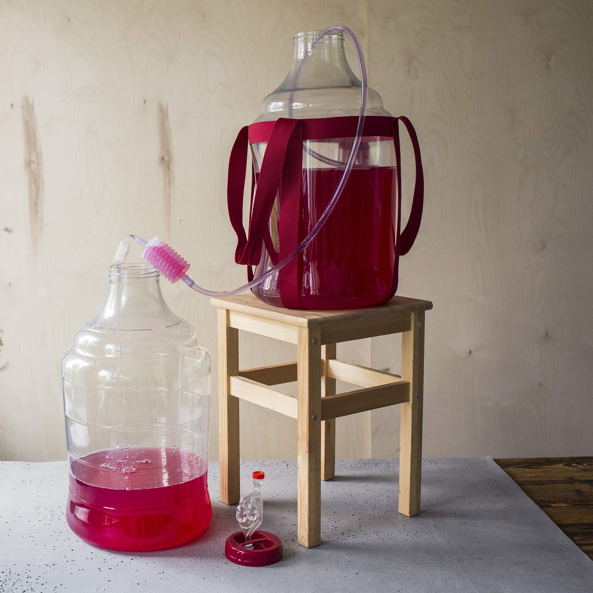 Browin 644215 Home Damigiana per la produzione di vino domestico 15L, Tubo di fermentazione, Coperchio Rosso, Scala Graduata, Con imbracatura per il trasporto, Indistruttibile, Transparente, Plastica