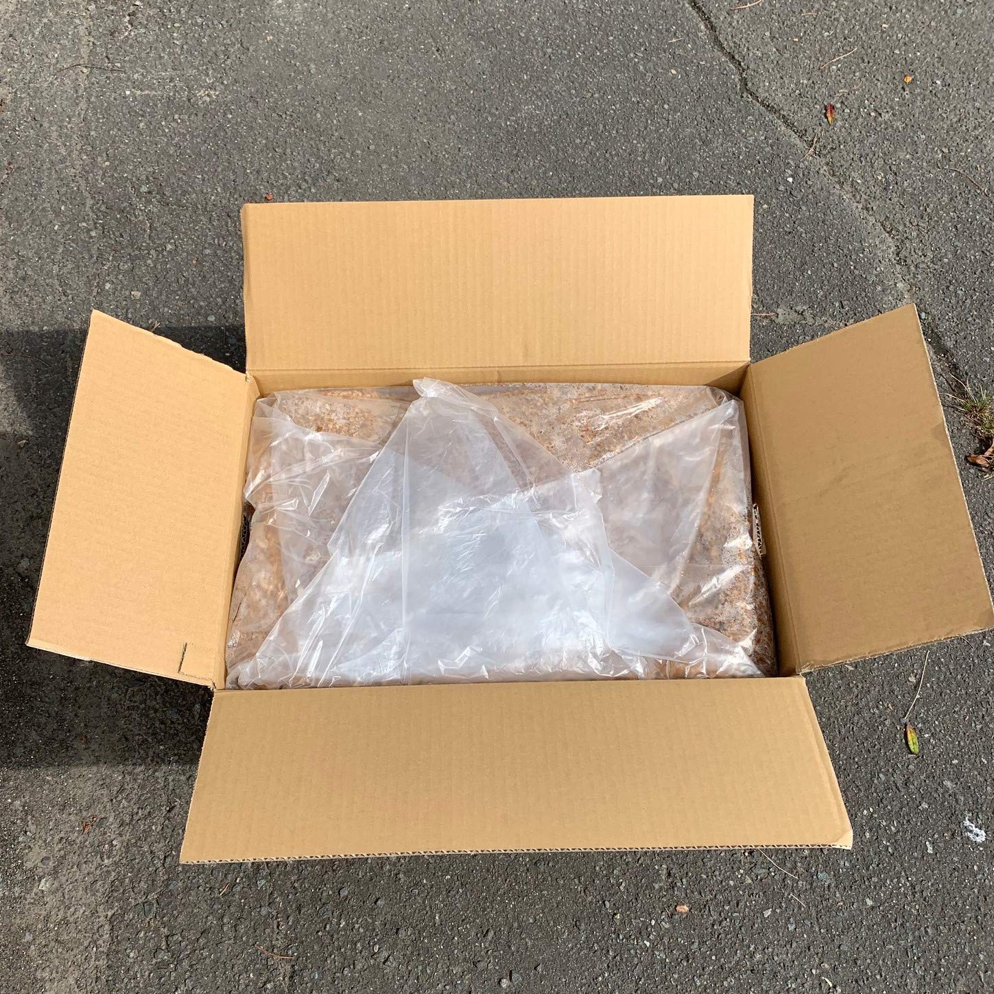 Amazon | 北海道産 広葉樹 おがくず おが屑 木屑 ＊未乾燥品 容積50L