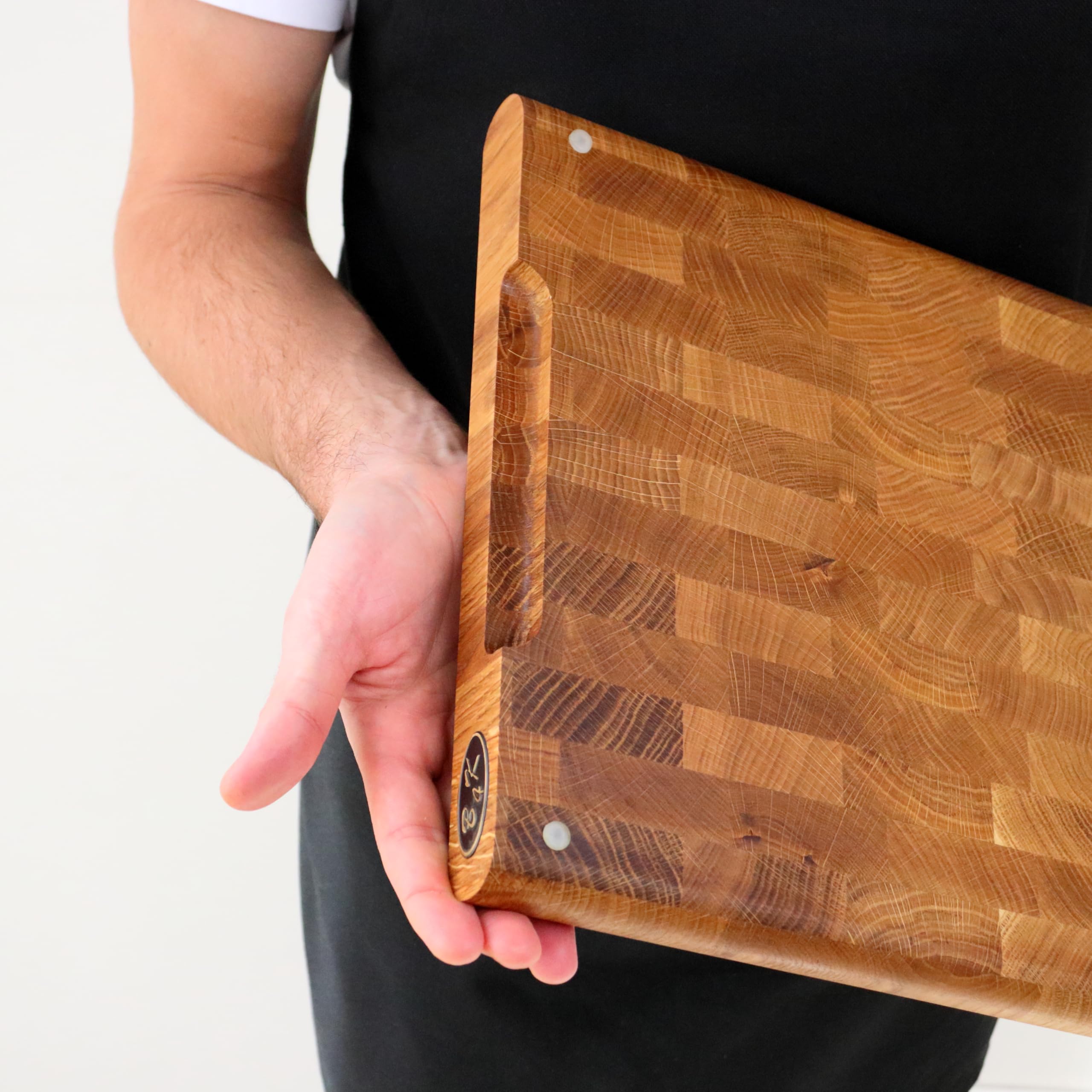 B4K Tagliere in legno di quercia, 40 × 30 cm, massello di legno di cervello con supporto, antibatterico, con manici, scanalatura e piedini in silicone, perfetto per cucina, carne e barbecue