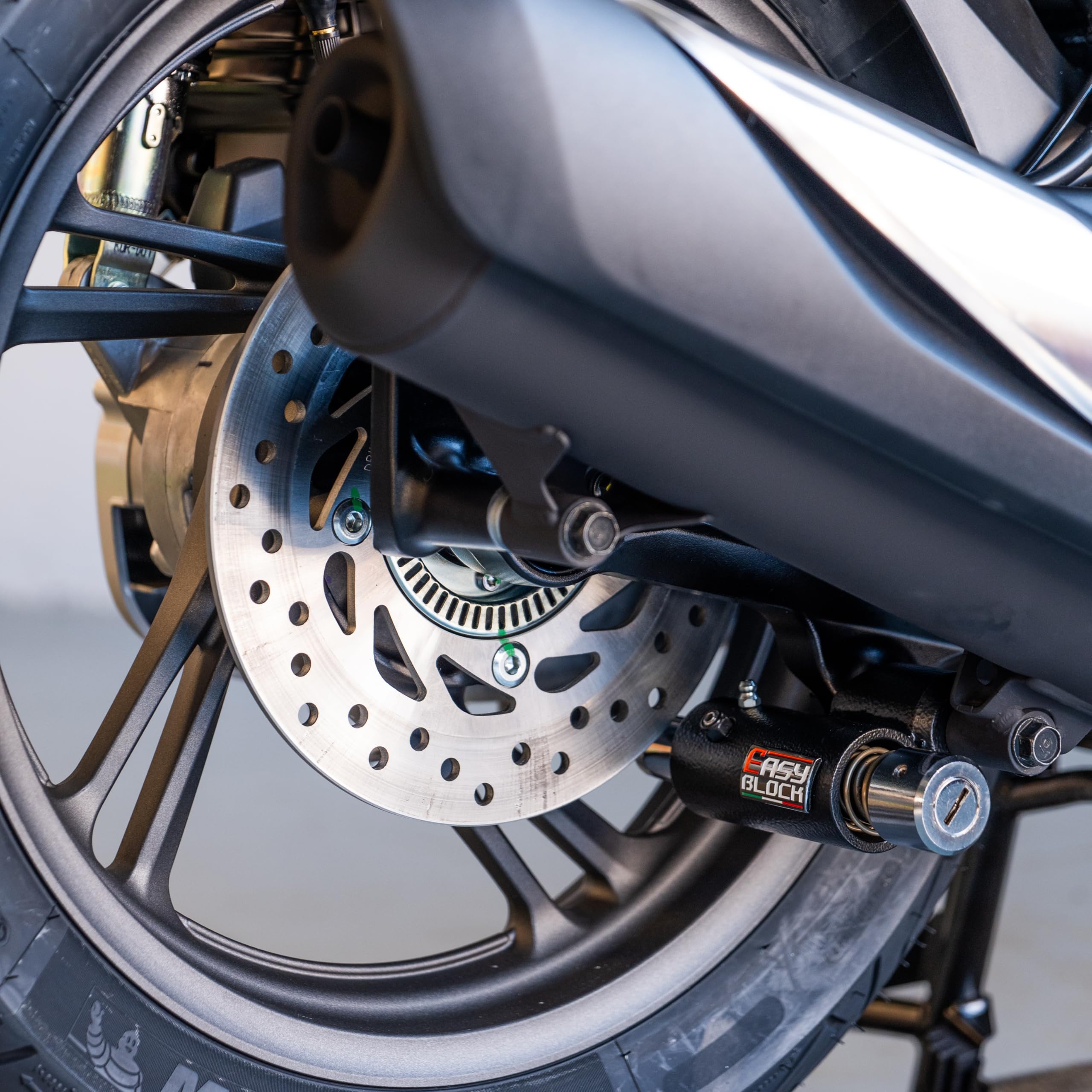 EASYBLOCK Antifurto Moto Compatibile con Honda SH 125-150cc Antifurto Blocca Ruota Blocca Disco Lucchetto Protezione Installato su Moto E Scooter