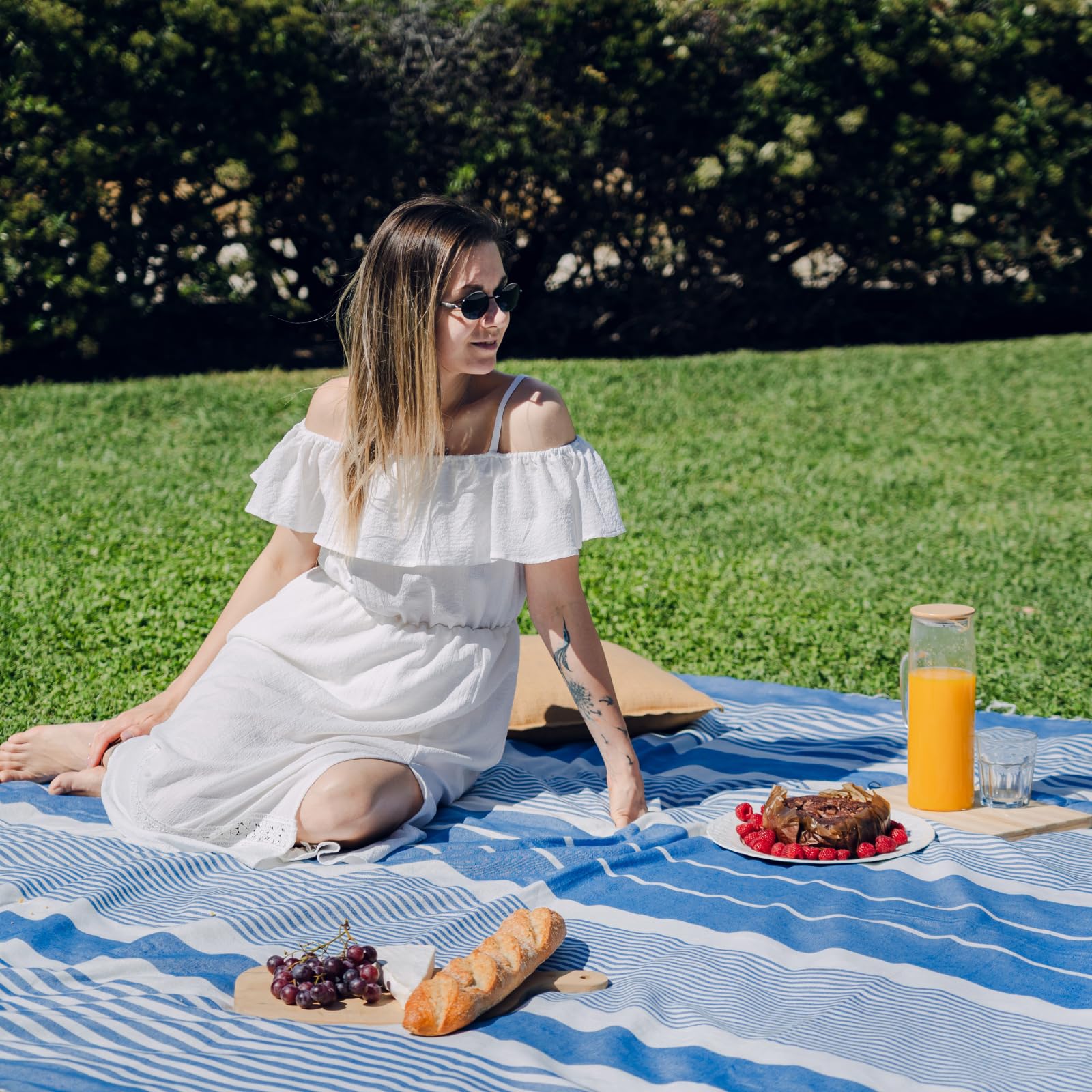 MOMOMUS Fouta de Plage XXL ou Grand Drap de Plage Anti Sable Élégant -Légère, Pliable et au Style Bohème - Couverture pour Pique Nique sans Sable - Bleu, 210x240 cm