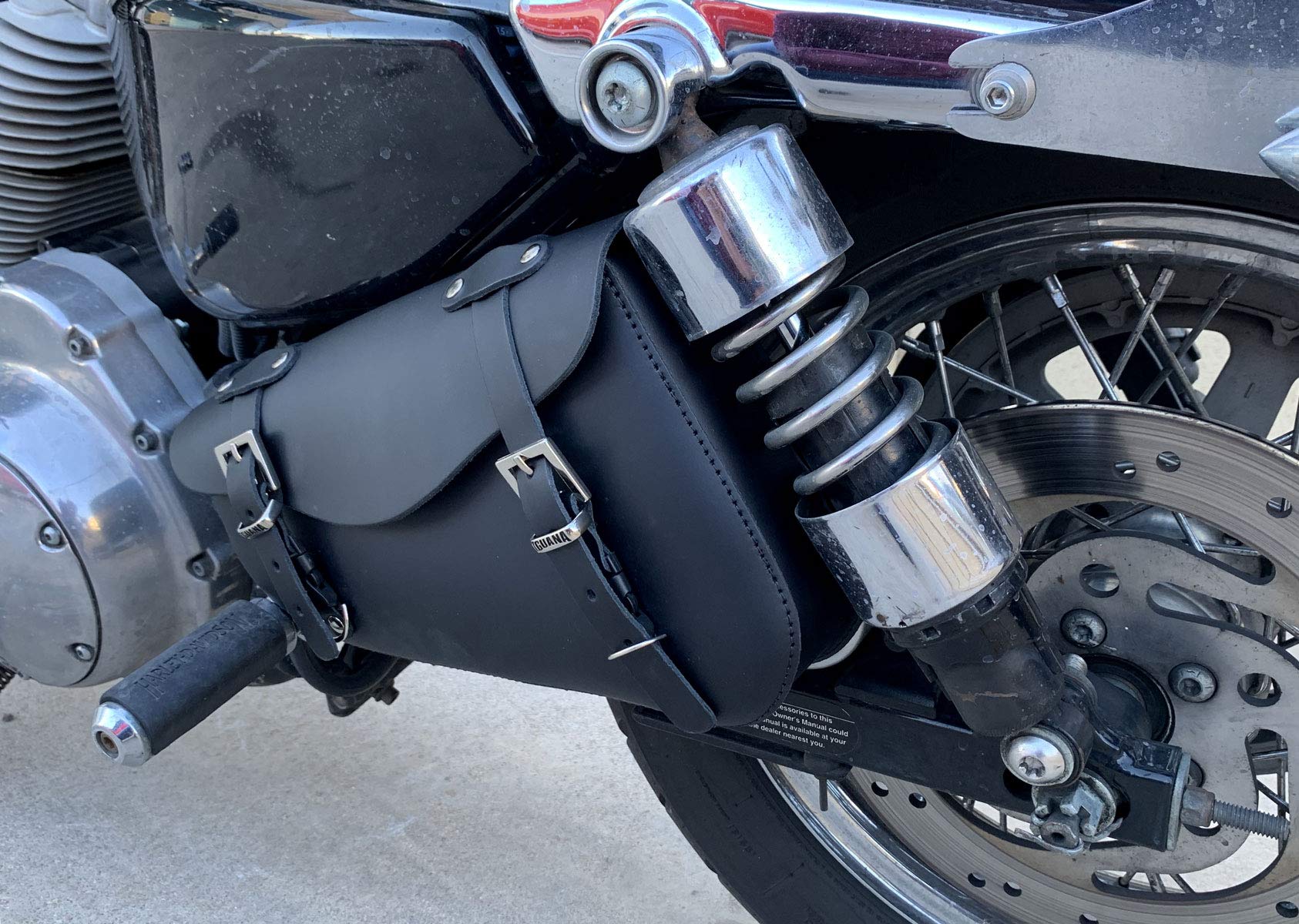 Iguana Custom Alforja de Cuero para basculante con Cierres rápidos y Enganche para candando específica para el Lado Izquierdo de la Harley Davidson Sportster Fabricada a Mano en España auténtica Piel