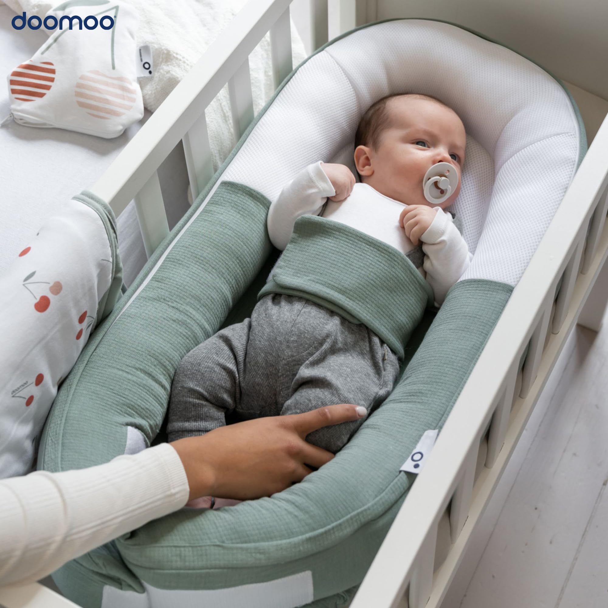 Doomoo Cocoon Babynestchen für Babys bis 8 Monate - Babynest, Kuschelnest, Lagerungskissen aus Bio-Baumwolle, Oeko-Tex Zertifiziert, Tetra Jersey Green