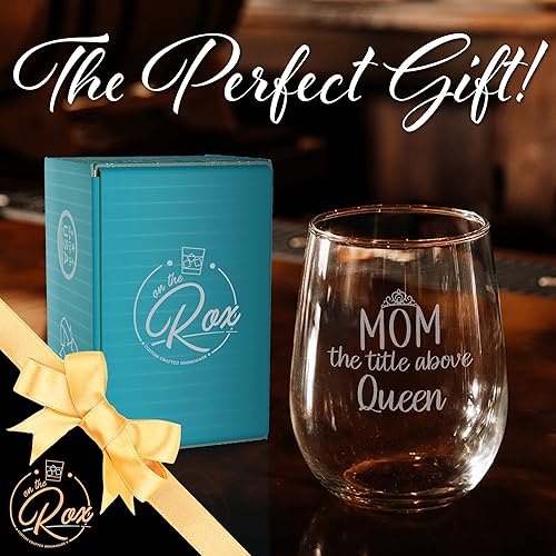 Miniatura 4 de On The Rox Drinks Regalos de vino para mamá, copa de vino grabada sin tallo de 17 onzas con texto en inglés "Mom, The Title Above Queen", divertido
