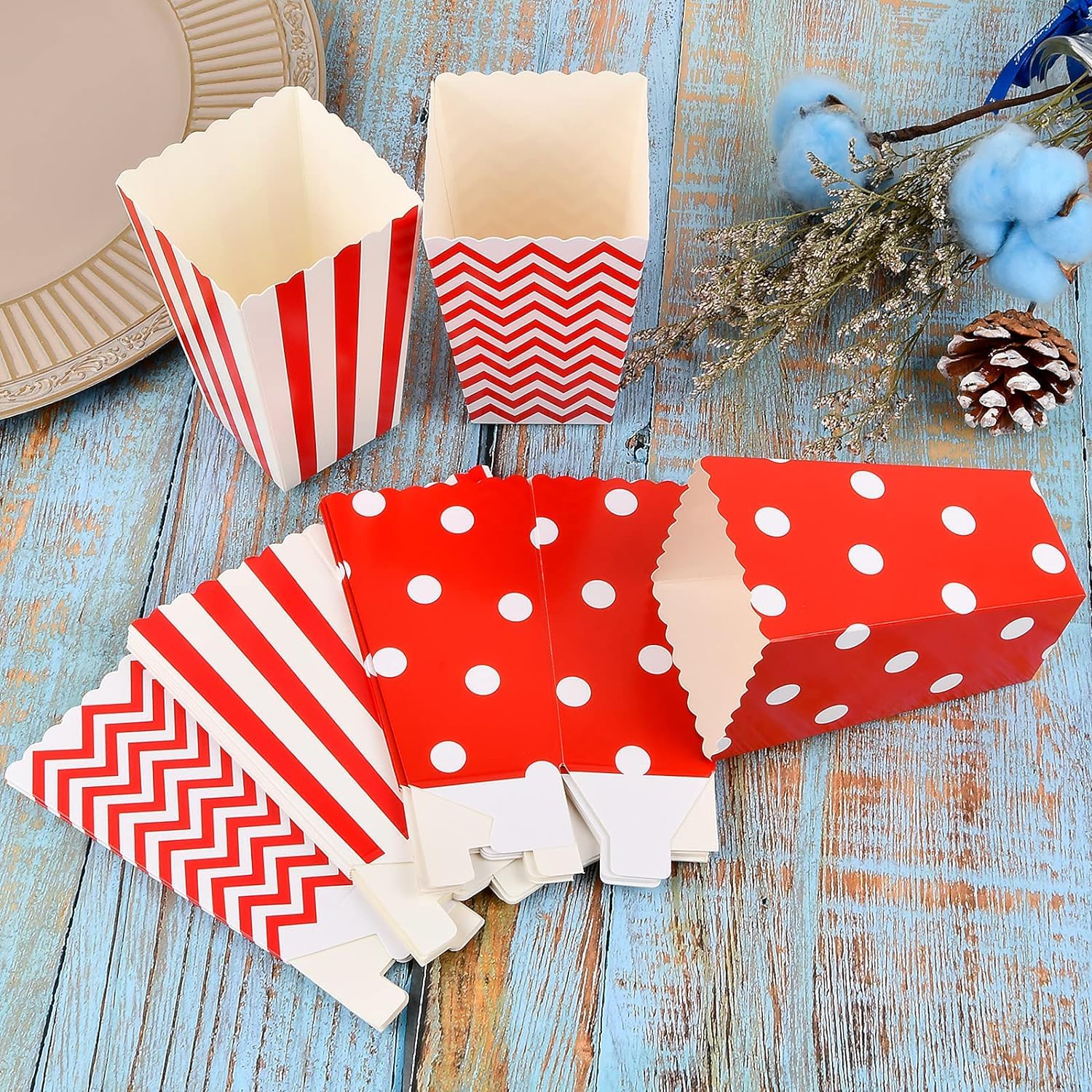 Nivofu, 15 Pièces Boîtes à PopCorn en Papier, Trois Modèles Pot PopCorn Rouges et Blancs,7X5X11.5cm Sachet PopCorn, Contenant PopCorn pour Parti,Soirées Cinéma(Rayures|Pois|Fils)
