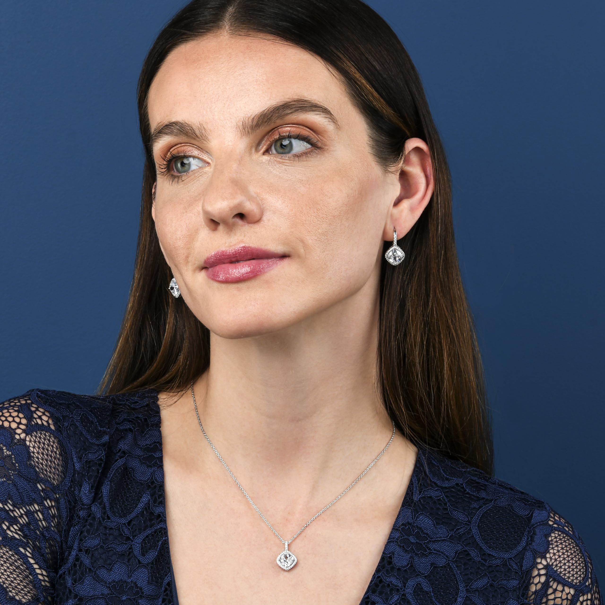 Diamond Treats 925 Sterling Silber Ohrringe für Damen und Mädchen, Cushion Cut hängende Ohrringe für Frauen mit grünen, blauen oder roten Zirkonia-Steinen, Klappbrisuren-Ohrringe aus 925 Silber