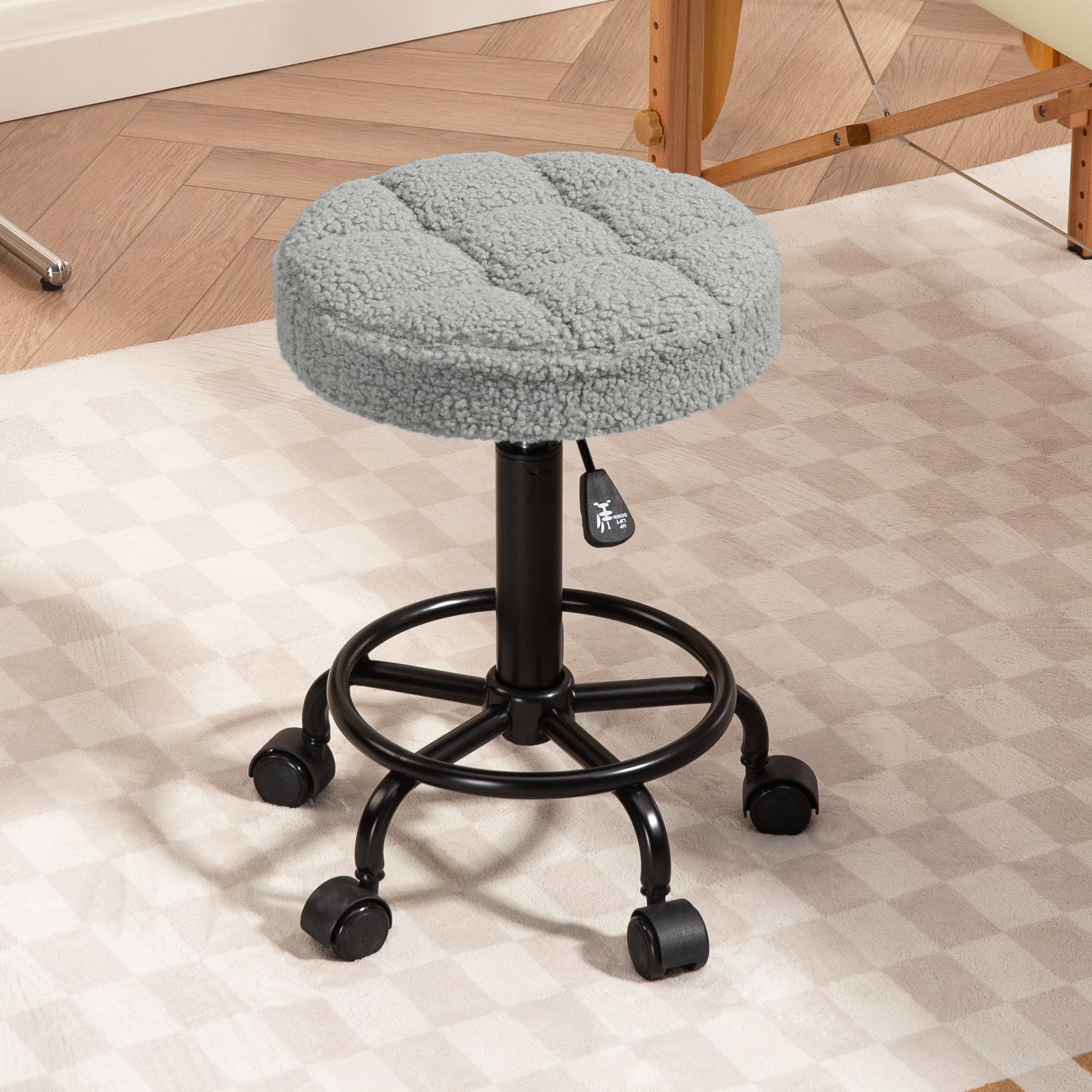 HOMCOM Sgabello rotondo girevole con ruote Altezza regolabile 50-66 cm Seduta imbottita in tessuto di pile per saloni officine Spa Massaggi Grigio