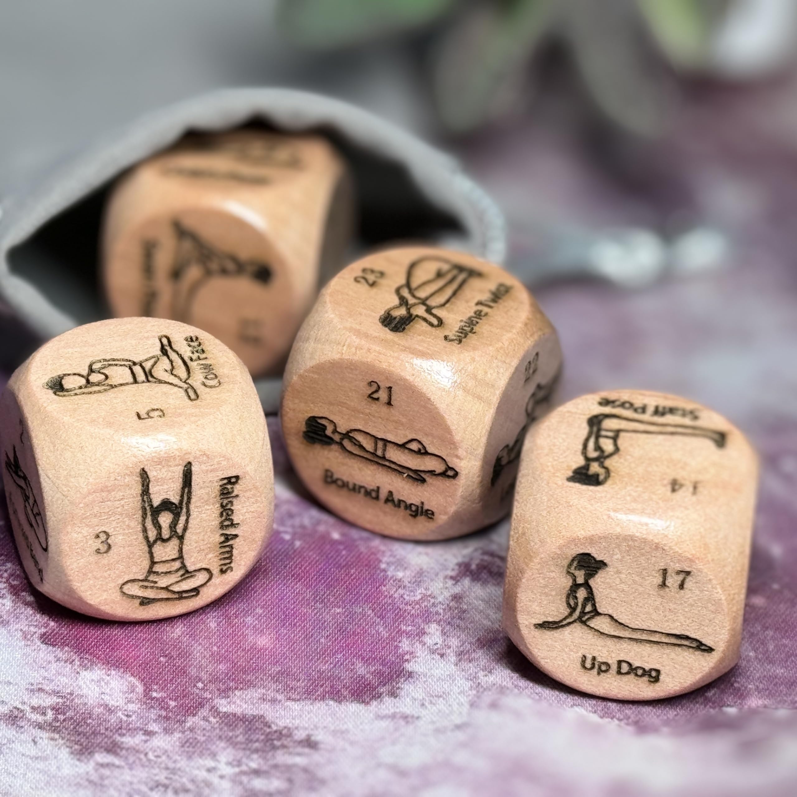 Juego de dados de madera para yoga, dados para deportes y fitness, dados de desafío aleatorio, dados de juego para decidir asanas, herramientas de enseñanza para adelgazar yóguico (4 unidades/juego