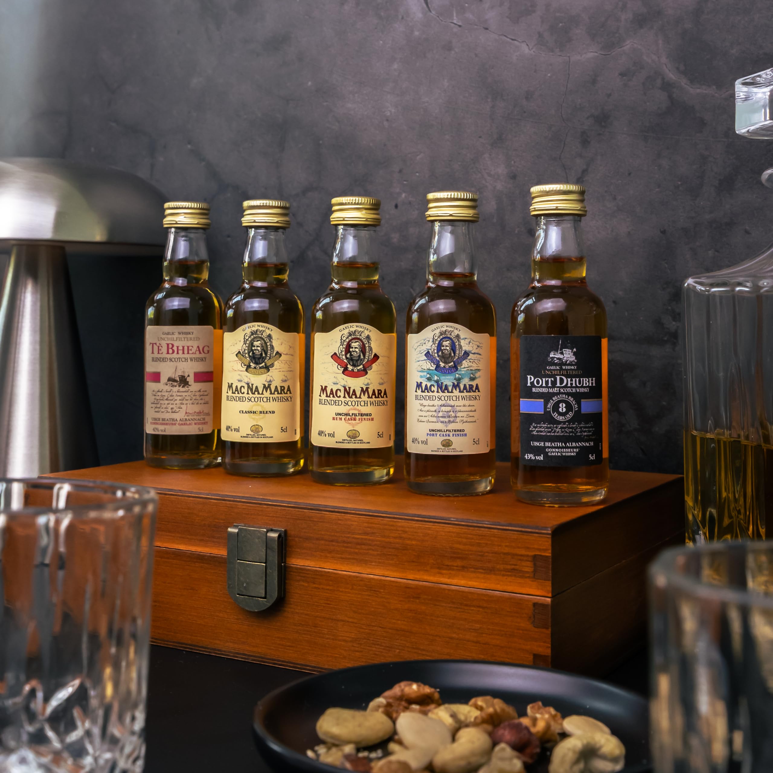 The Wine Guys Pràban na Linne Whisky Probier- & Geschenkset – 5 x 50 ml Miniaturen in Holzkiste, Té Bheag, MacNaMara, Rum Finish, Port Finish, Poit Dhubh 8