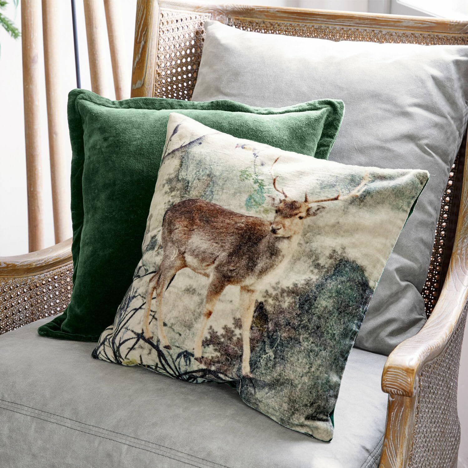 Loberon Kissenhülle 2er Set Anie - grün, grün | Hirschdruck/unifarben - weicher Samt - Chalet-Chic - weihnachtliche Textilien - Weihnachtsdeko - Weihnachten