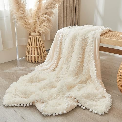 XeGe Manta de cama de piel sintética esponjosa con pompones, manta bohemia acogedora color crema mullida de 50 x 60 pulgadas, manta estética de