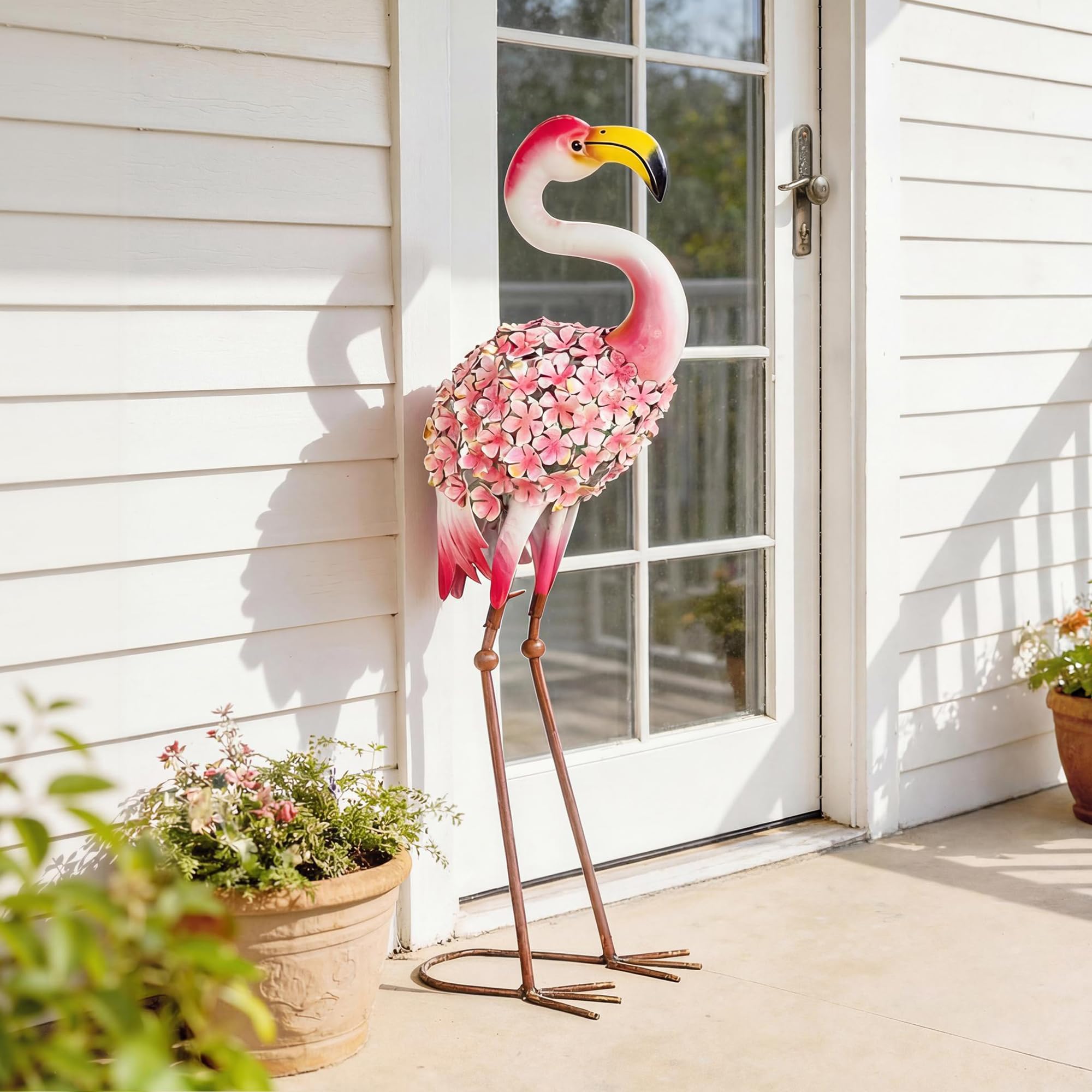 Outsunny - Estatua de jardín flamenco, diseño de pájaro de metal con plumas florales, decoración al aire libre con estacas de fijación para jardín, terraza o paisaje, rojo
