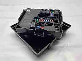 G50　プレジデント　ヒューズBOXカバー　レア　希少　折れ無し G50 プレジデント ヒューズBOXカバー レア 希少 折れ無し - メルカリ