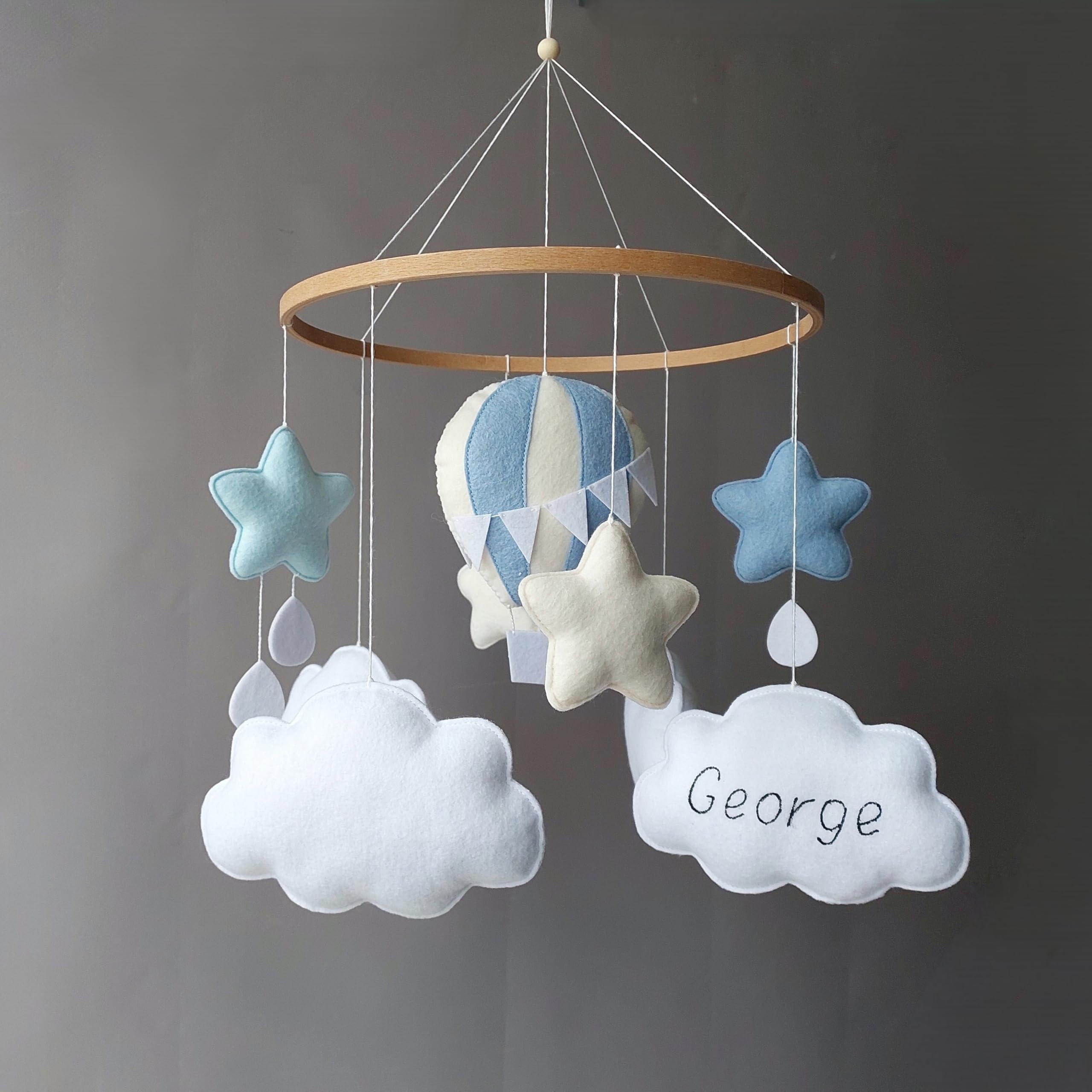 Heißluftballon Baby Mobile für Jungen – Personalisierbar mit Namen – Handgemacht aus Filz mit Wolken & Sternen in Blau – Deko fürs Babyzimmer – Geschenk zur Geburt