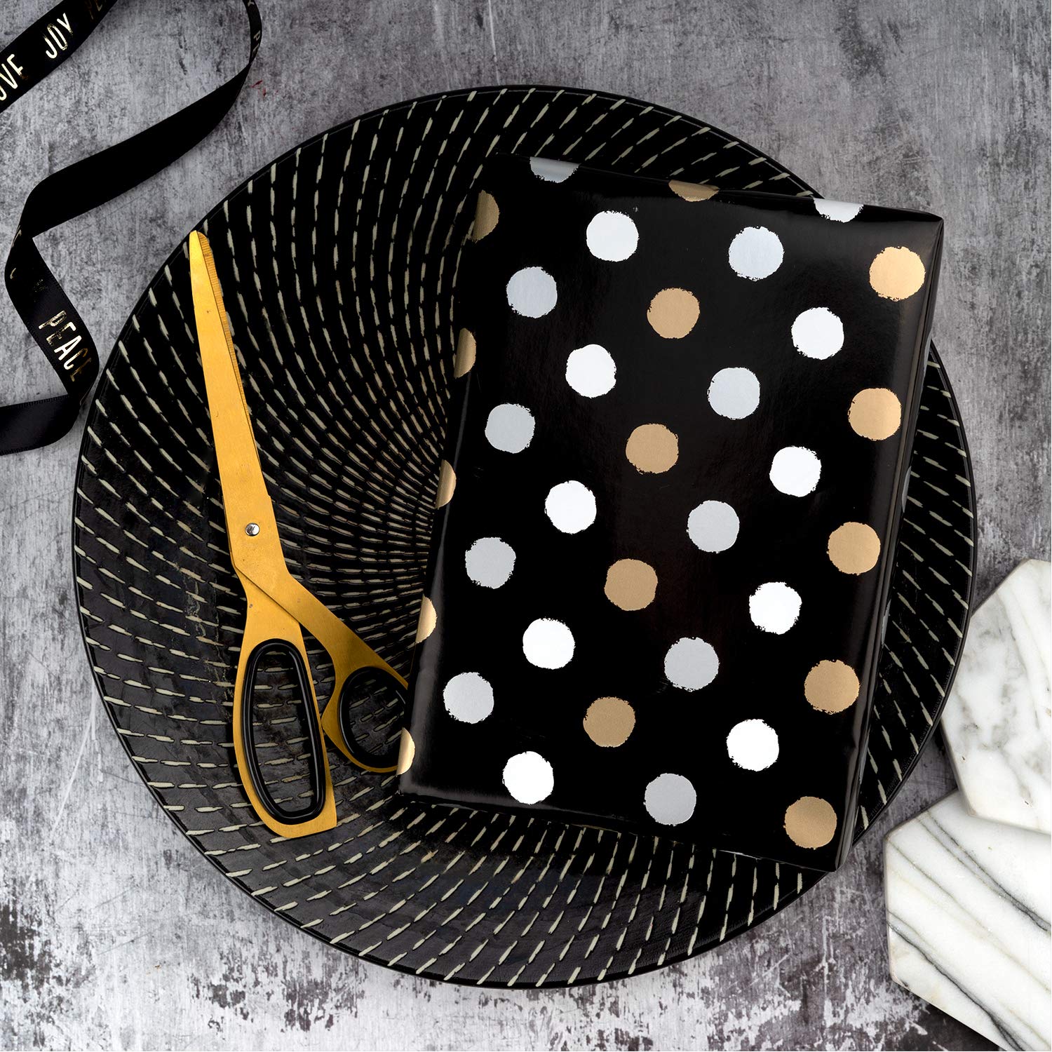 WRAPAHOLIC Rouleau de papier cadeau réversible – 61 cm x 20 m – Motif noir et doré pour anniversaire, vacances, anniversaire de mariage