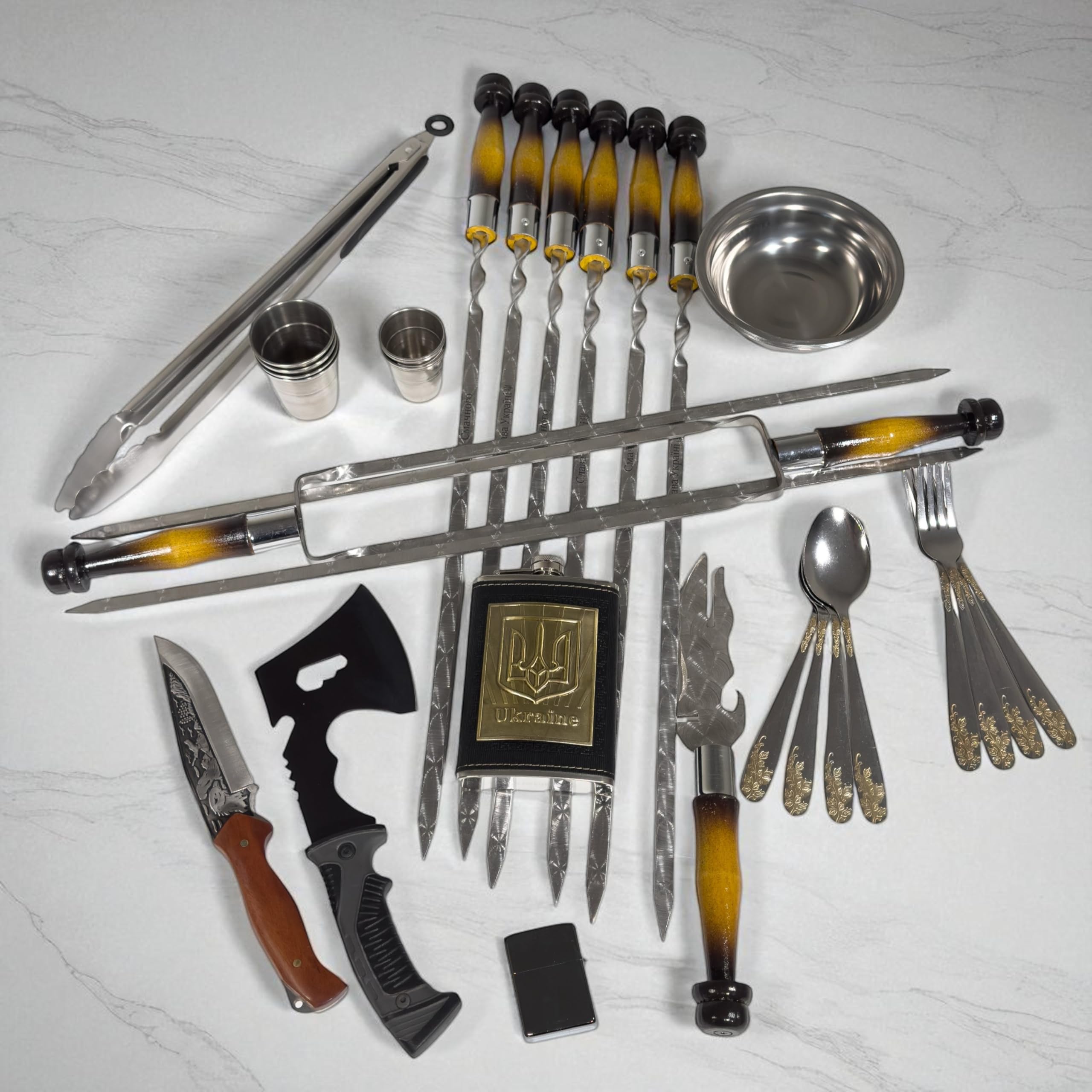 BBQ Grill Geschenkset im Holzkoffer mit Tischfunktion & ukrainischer Symbolik – Premium Grillzubehör für Männer - Geschenk Flasche – Outdoor Grillset für Camping & Garten
