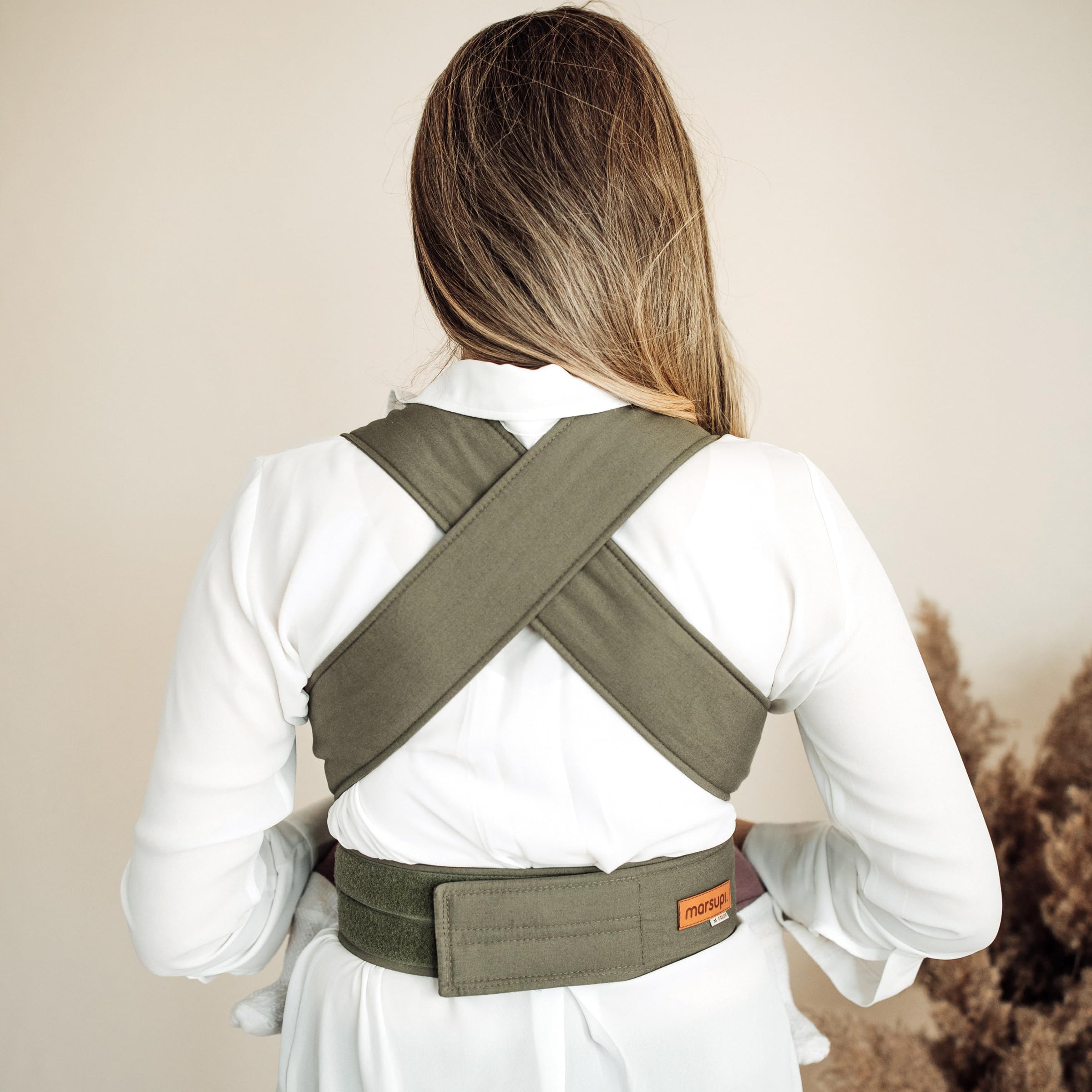 marsupi Babytrage für Neugeborene ab Geburt bis 15kg - kompakte Babytrage mit stabilem Klettsystem - aus luftigem Baumwoll-Leinen-Gewebe, Olive (L)