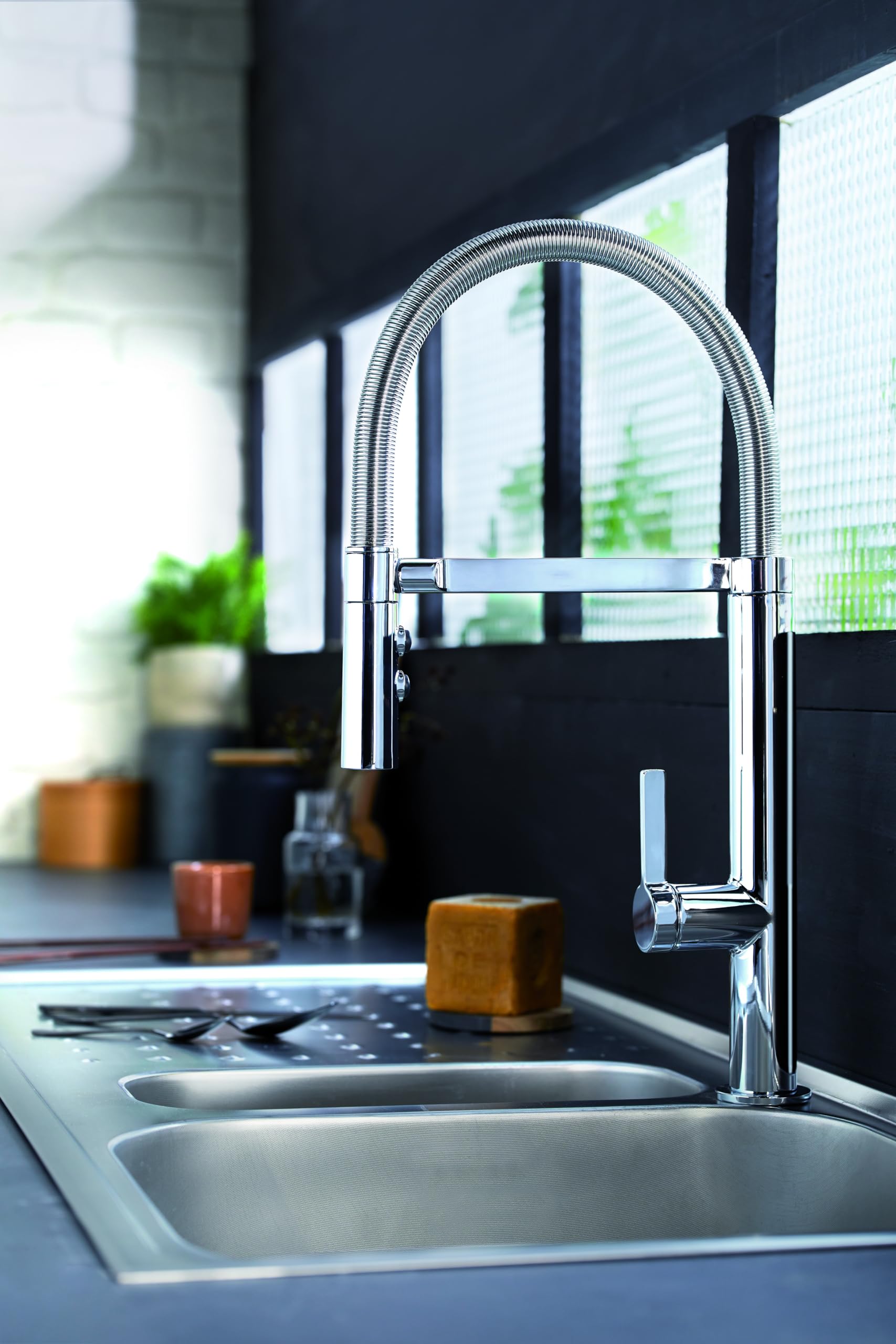 Grifo de cocina profesional Jacob Delafon Caño orientable 360 grados Ducha extraíble con 3 funciones Brazo magnético Ahorro de agua y de energía SPIRALE E23310-CP