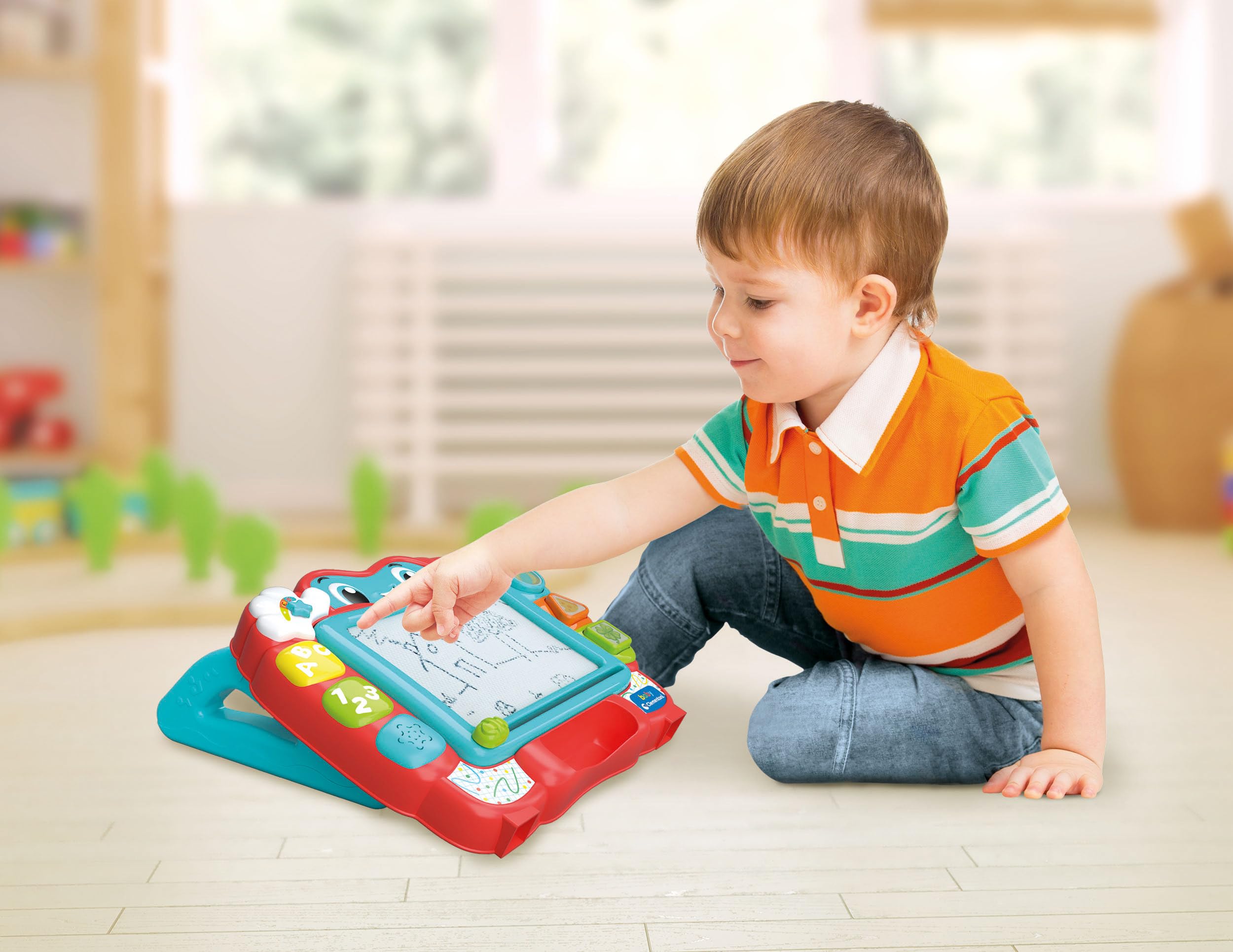 Clementoni Baby Pizarra Canta y Aprende – Juego electrónico Interactivo, Pizarra magnética para niños de 18 Meses, educativa con números y Palabras, Centro de Actividades parlante, Italiano e inglés,