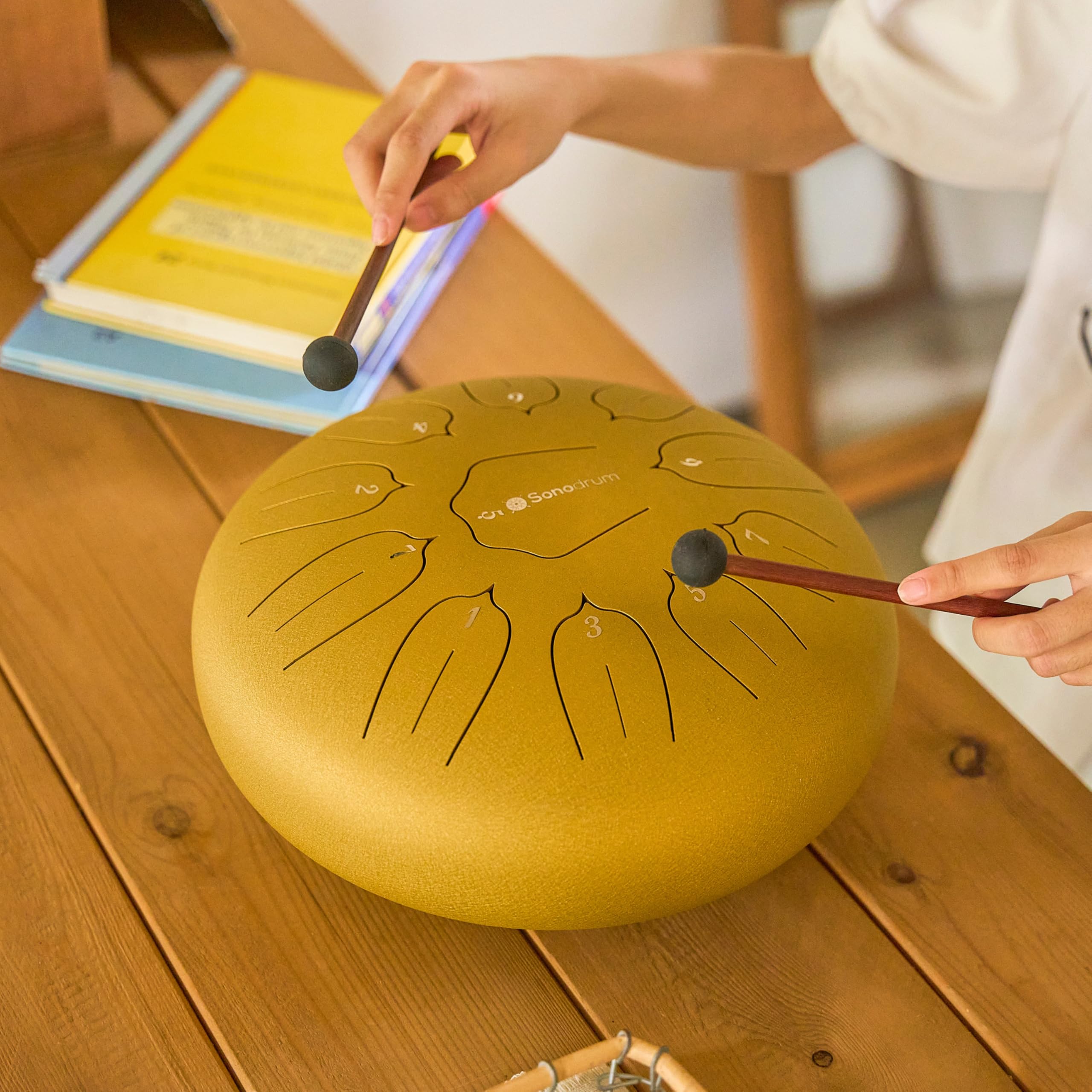 tamburo a lingua d'acciaio 'Standard' in Do Maggiore, oro - 30 cm con 11 note - steel tongue drum con canzoniere, mazzuoli, fingersticks e borsa da trasporto. Senza leggere le note.