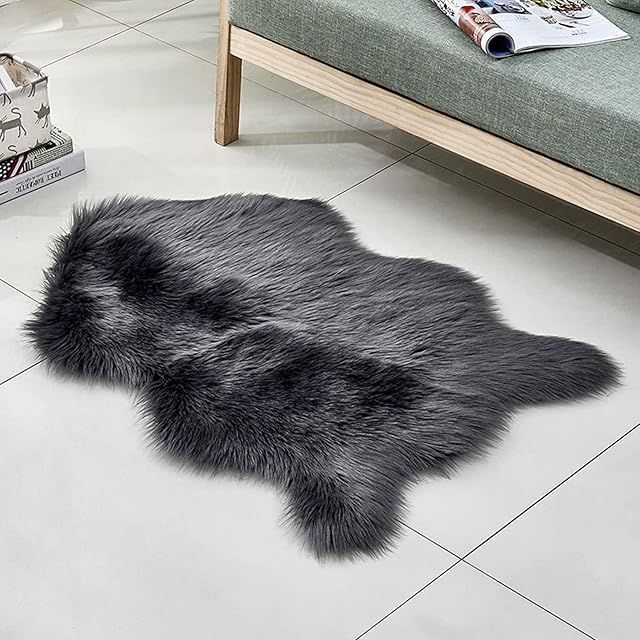 Aufell Faux Fur Rug, Fluffy Shaggy Area Rug Ultra Soft Fur Rug Black 23.6 x 35.4inch Fuzzy Rug Machine Washable Shag Rug, Nursery Decor Throw Rugs for Bedroom, Kids Room, Living Room