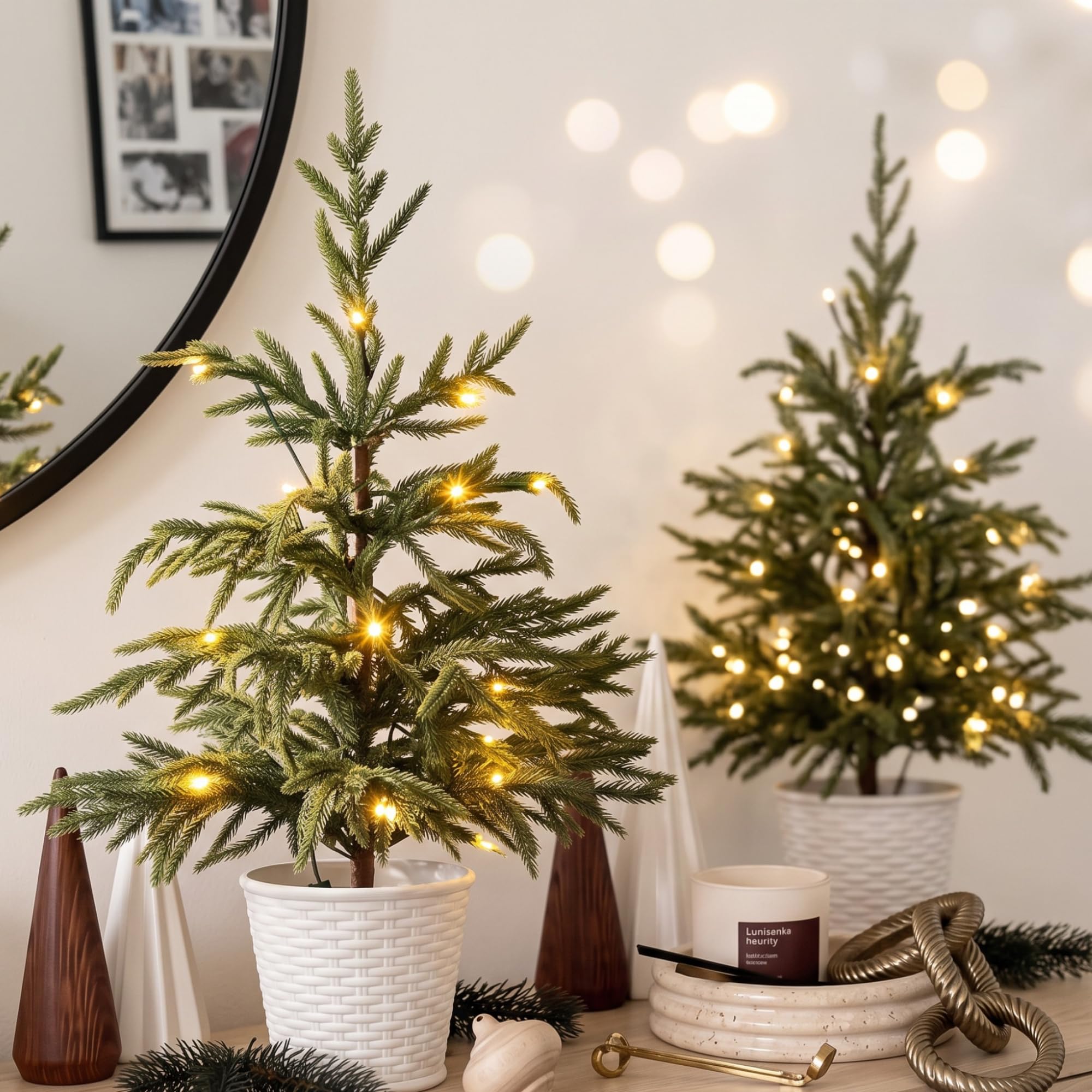 Cinnvoice Norfolk Lot de 2 sapins de Noël artificiels de 0,6 m avec lumières LED sur la table - Sapins de Noël pré-éclairés à piles pour intérieur ou extérieur - Décoration de vacances