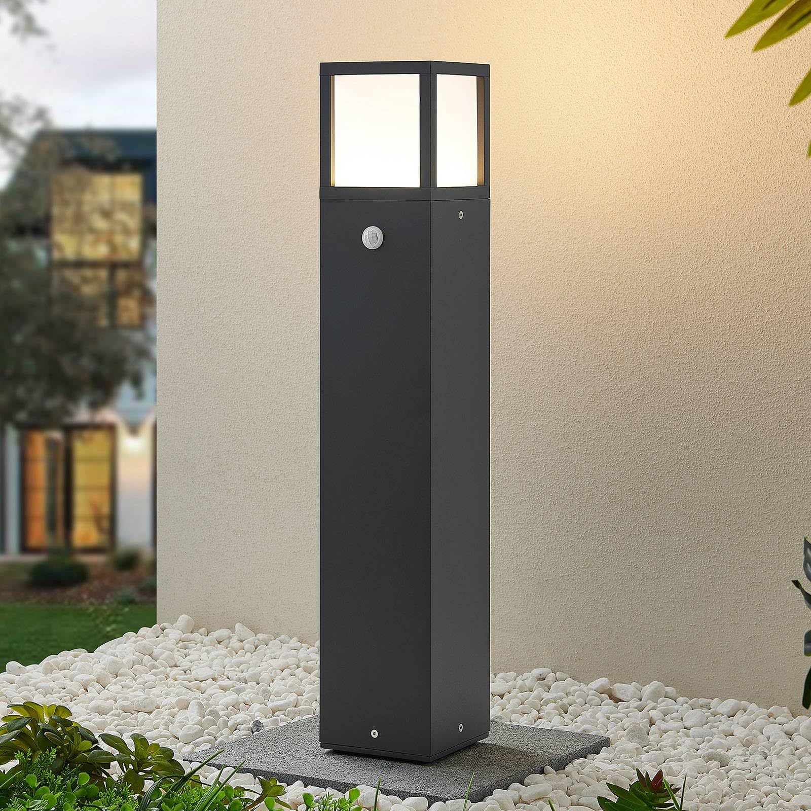 Lucande LED Außenleuchte Dewari mit Bewegungsmelder (spritzwassergeschützt (Modern) in Alu aus Aluminium (1 flammig,) - Wegeleuchte Pollerleuchte Wegelampe Sockelleuchte