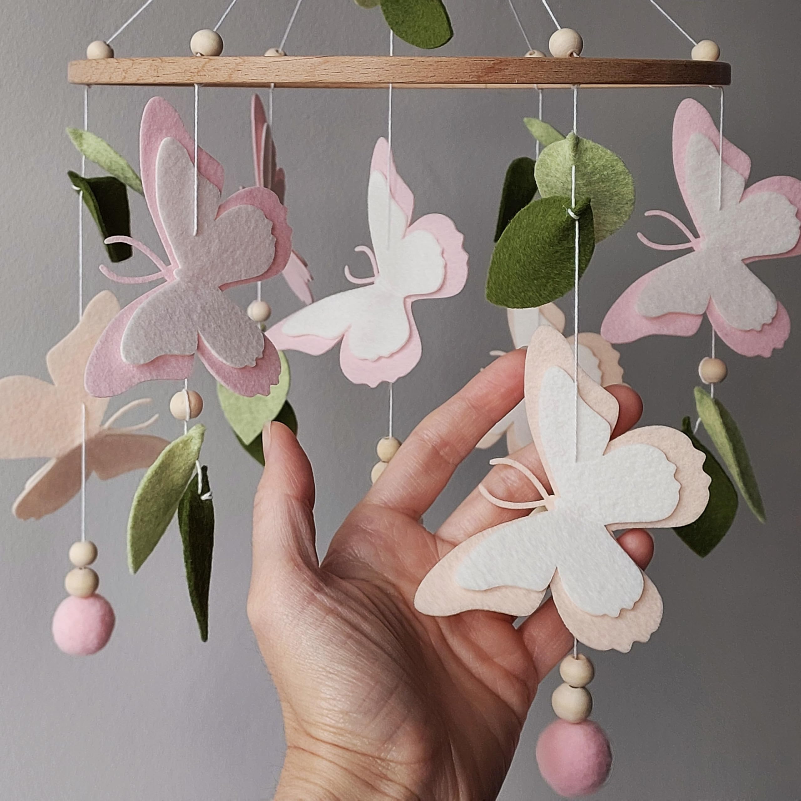 Schmetterling Baby Mobile für Mädchen – Florales Wiegenmobile zum Aufhängen – Feen-Garten Deko fürs Babyzimmer – Botanische Nursery Deko – Tropisches Babybett Mobile