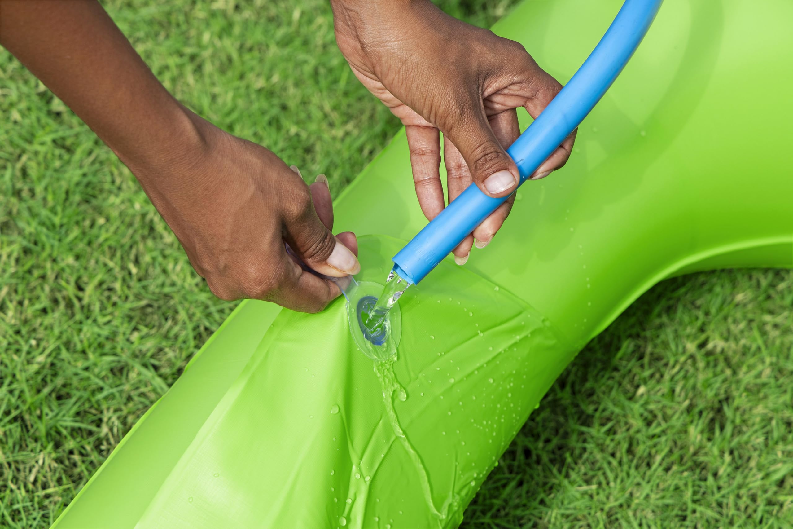 Bestway Fußball-Dartscheibe Backyard Bullseye 157x107x157 cm – Aufblasbares Outdoor Wurfspiel mit Klett-Fußball & Axtwurf, stabile Wasserkammer, Robustes PVC, inkl. 2 Fußbälle + 2 Äxte, ab 6 Jahre