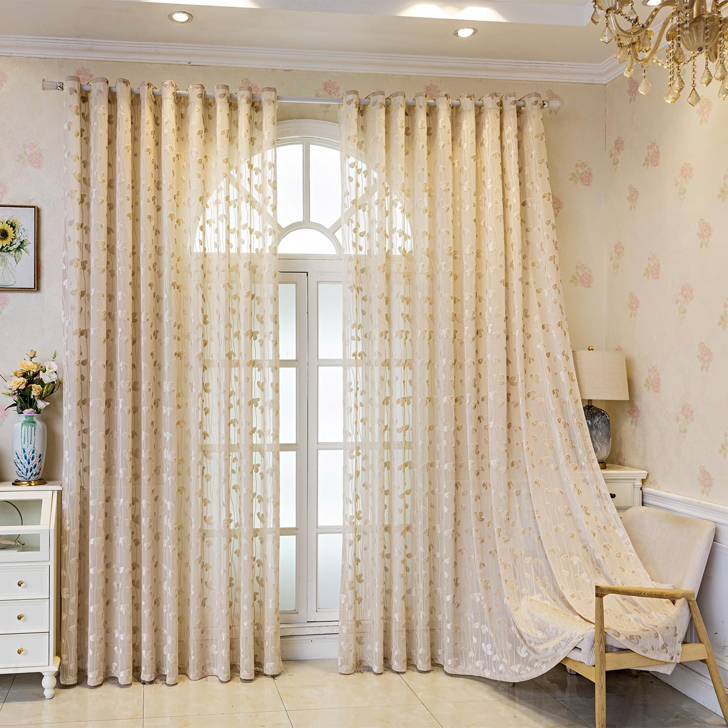 Cortinas opacas ligeras beige para crear un dormitorio relajante