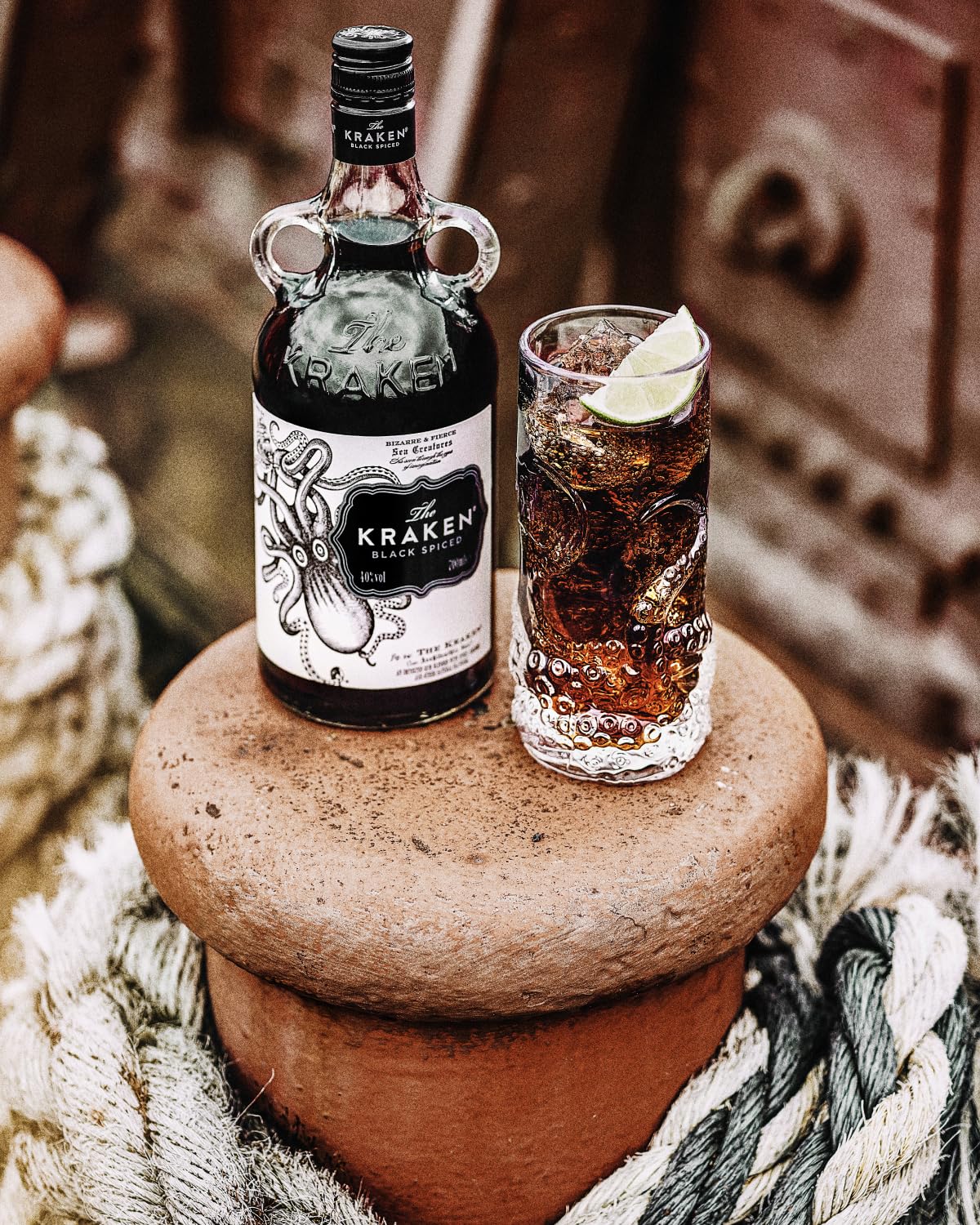 The Kraken 100cl - Rum nero speziato: canna da zucchero, rum caraibici scuri e 13 spezie. 40% vol.