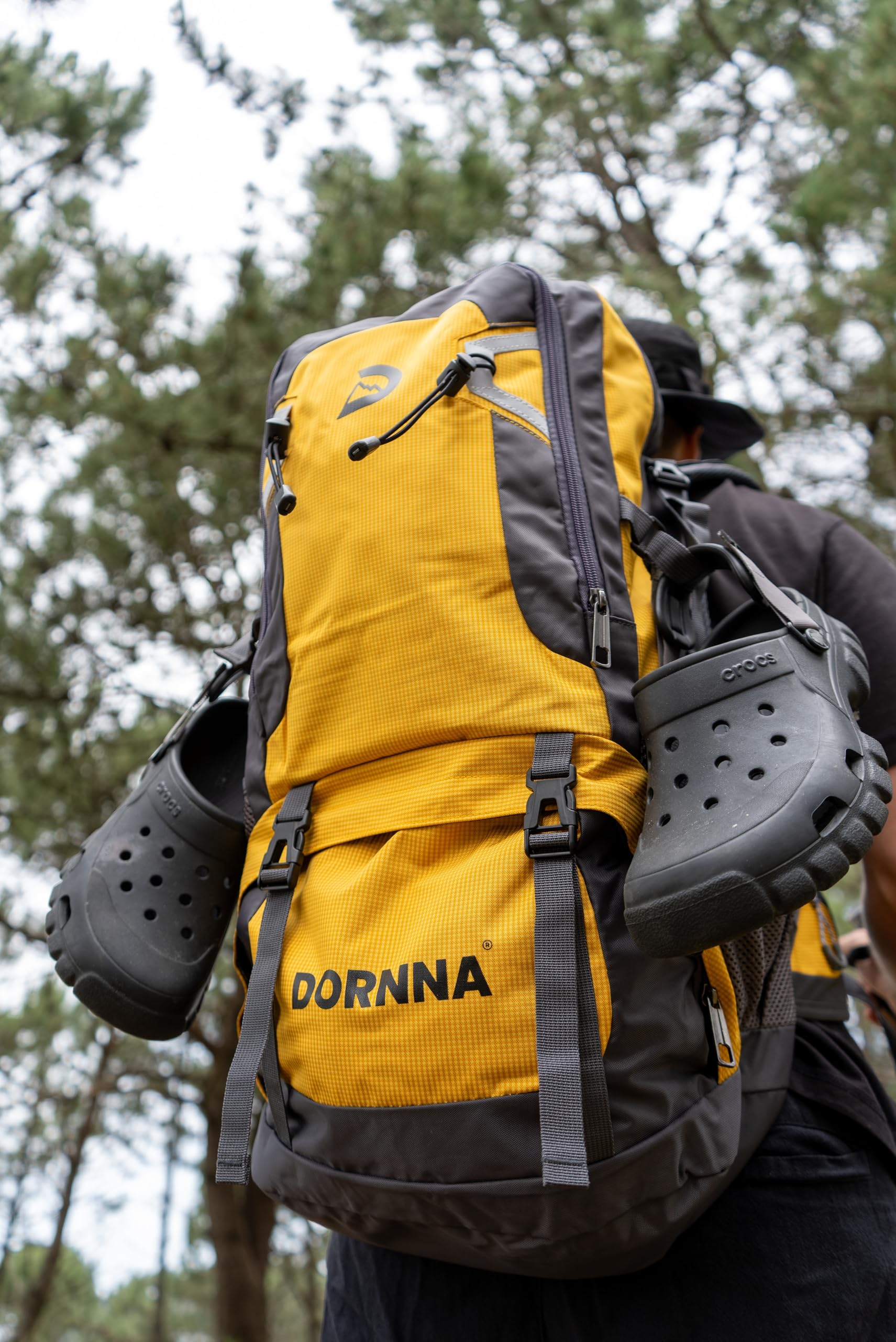 Plecak trekkingowy i turystyczny 60 litrów, wodoodporny plecak górski, Camino de Santiago i kemping z wieloma przegrodami., Żółty, Duży, sportowy