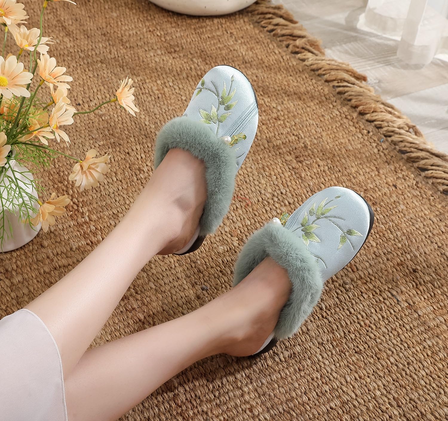 Damskie Satynowe, Futrzane Kapcie Z Haftowanymi Kwiatami Płaskie Pantofle W Stylu Chińskim Buty Qipao Ze Sztucznego Futra W Stylu Hanfu Kapcie Domowe Z Zakrytymi Palcami