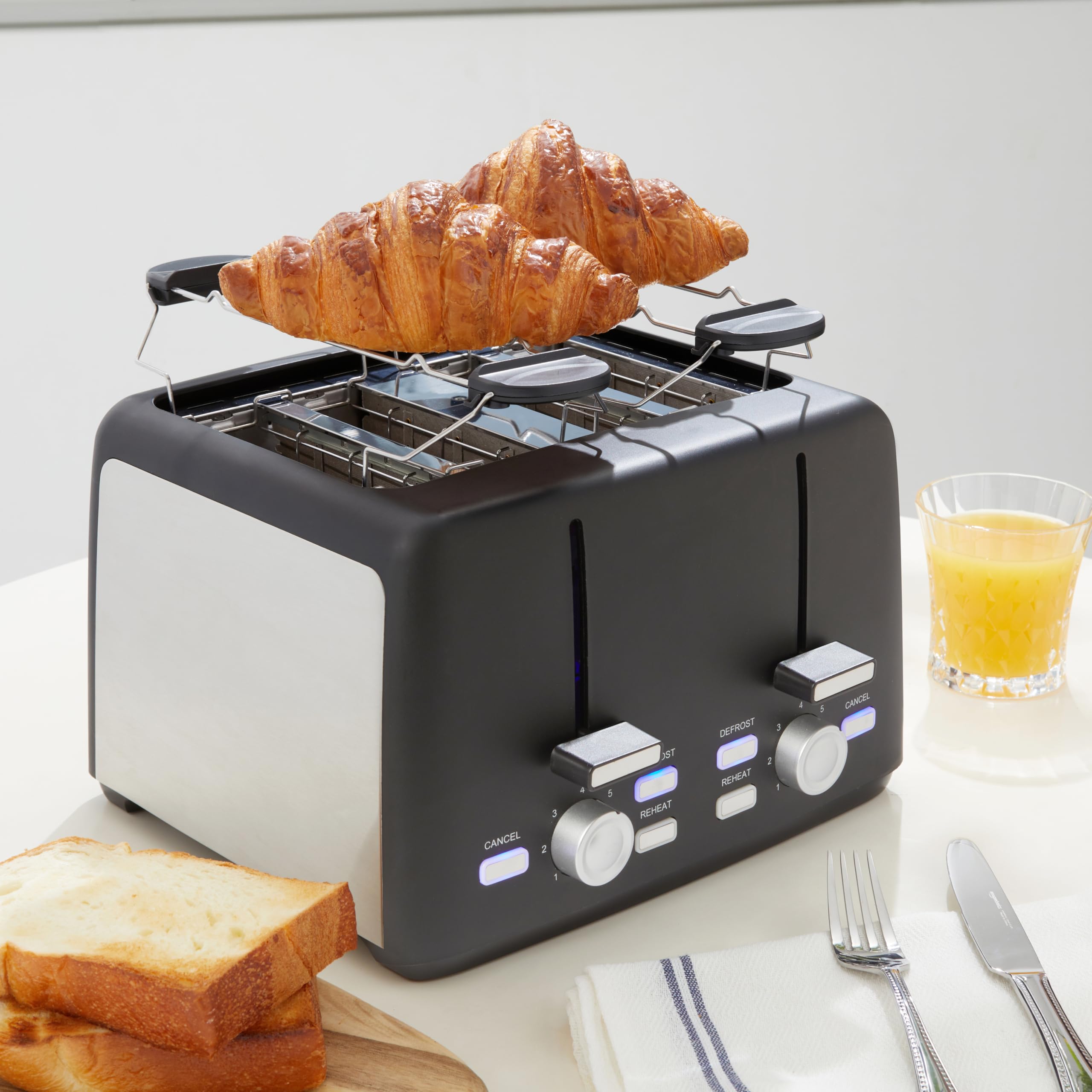 Amazon Basics 4-Scheiben Toaster mit 7 Bräunungsstufen und Herausnehmbarer Krümelschublade, Extra Breite Schlitze, 1500W, Schwarz