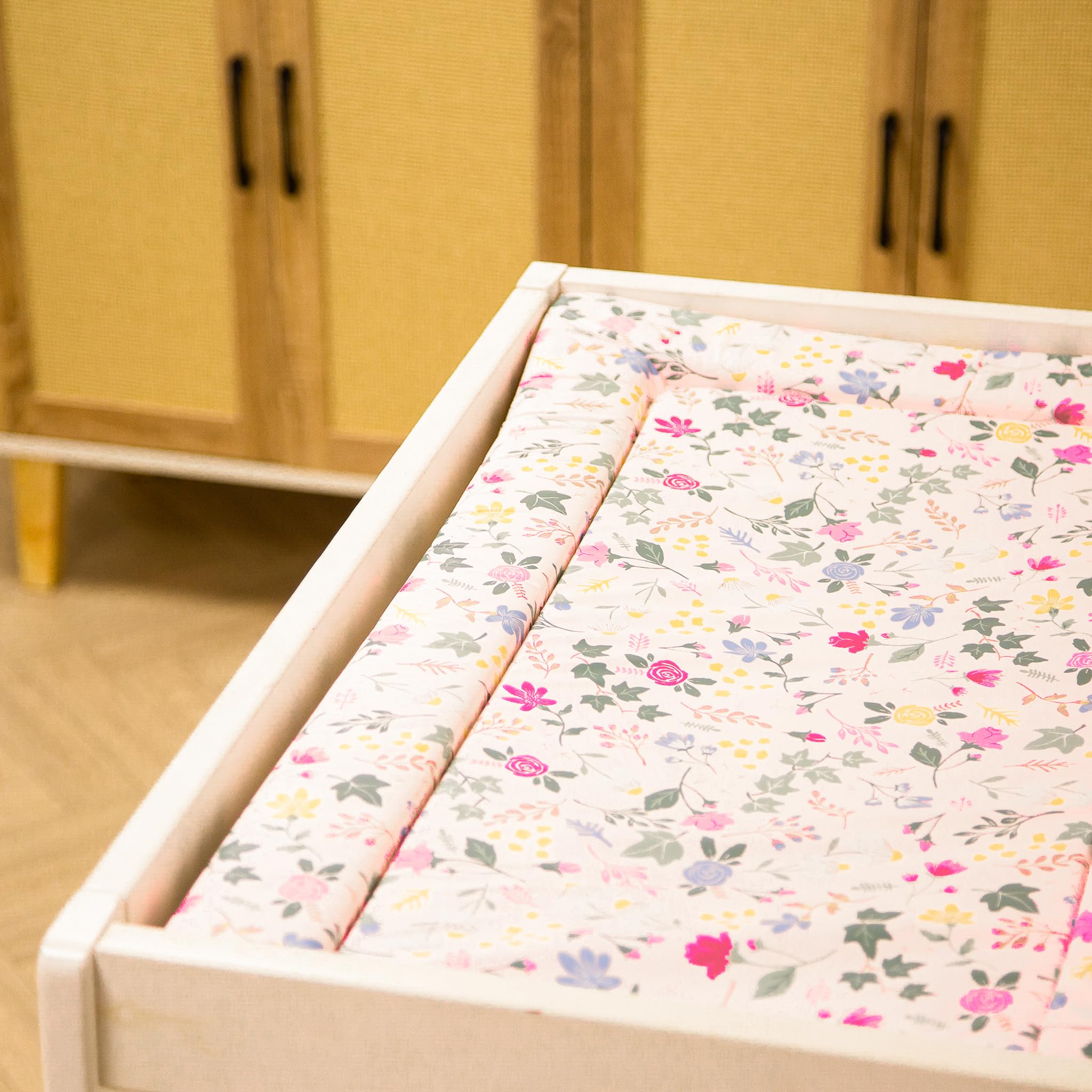 Red Kite Matelas à langer Rose & Ivy Unisexe 74 x 48 x 3,5 cm Motif fleurs et bords surélevés rembourrés Rose