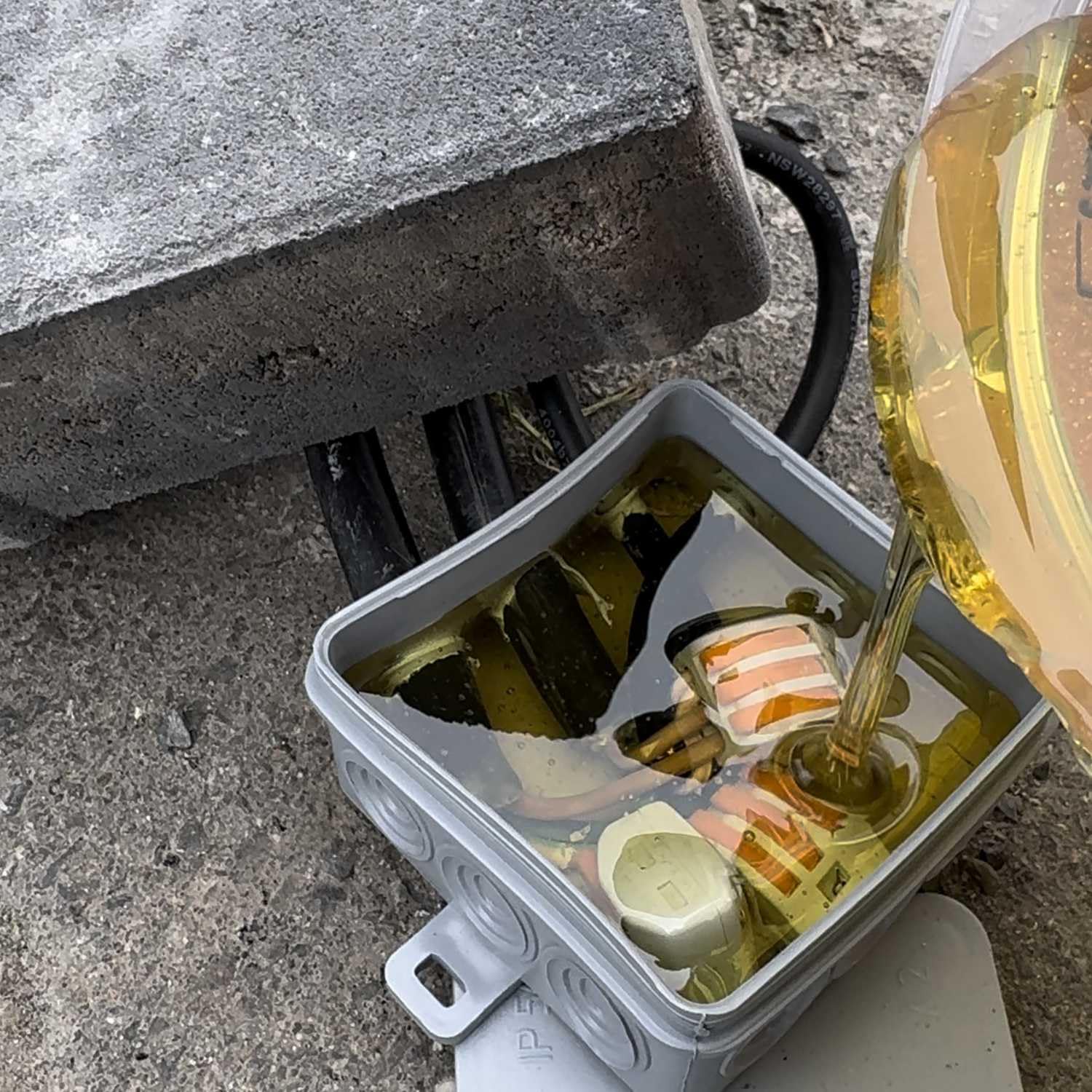 Resina epossidica per elettropressofusione IP68 e IP69 fino a 1000 Volt, 1280 g, marrone traslucido (trasparente) – impermeabile per scatole di derivazione, circuiti, manicotti per cavi, ecc.