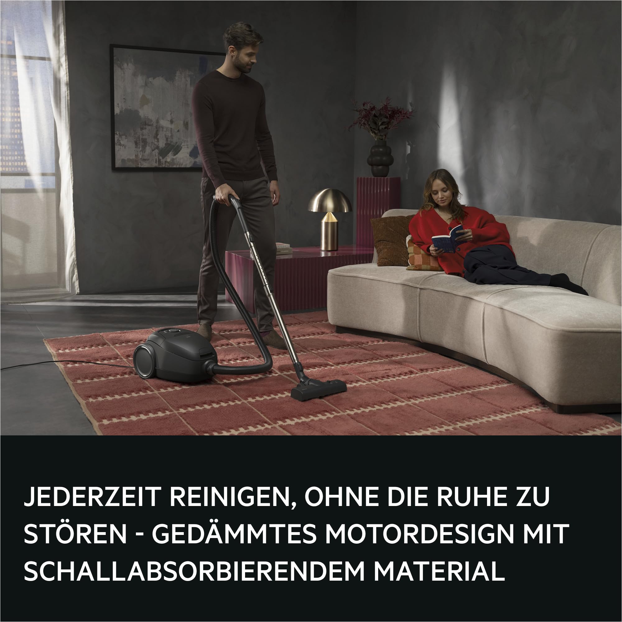 AEG Staubsauger mit Beutel, besonders leise 64 dB, kraftvolle 750 W, ergonomischer Handgriff, 12 m Aktionsradius, HEPA Allergy Plus Filter, AllFloor Düse für Hart- und Teppichböden, Schwarz, VX83‑2EBR | 750 W, 3,5 l, Geräuschpegel 64 dB(A), Staubsauger mi