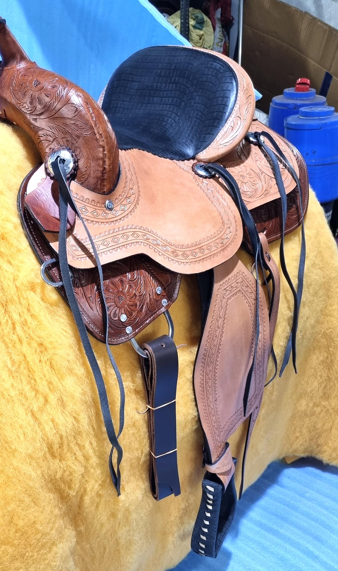 Western - Sillín de piel con forma de barril para montar a caballo, silla de montar con diseño floral con conchos plateados ST-WLS-131