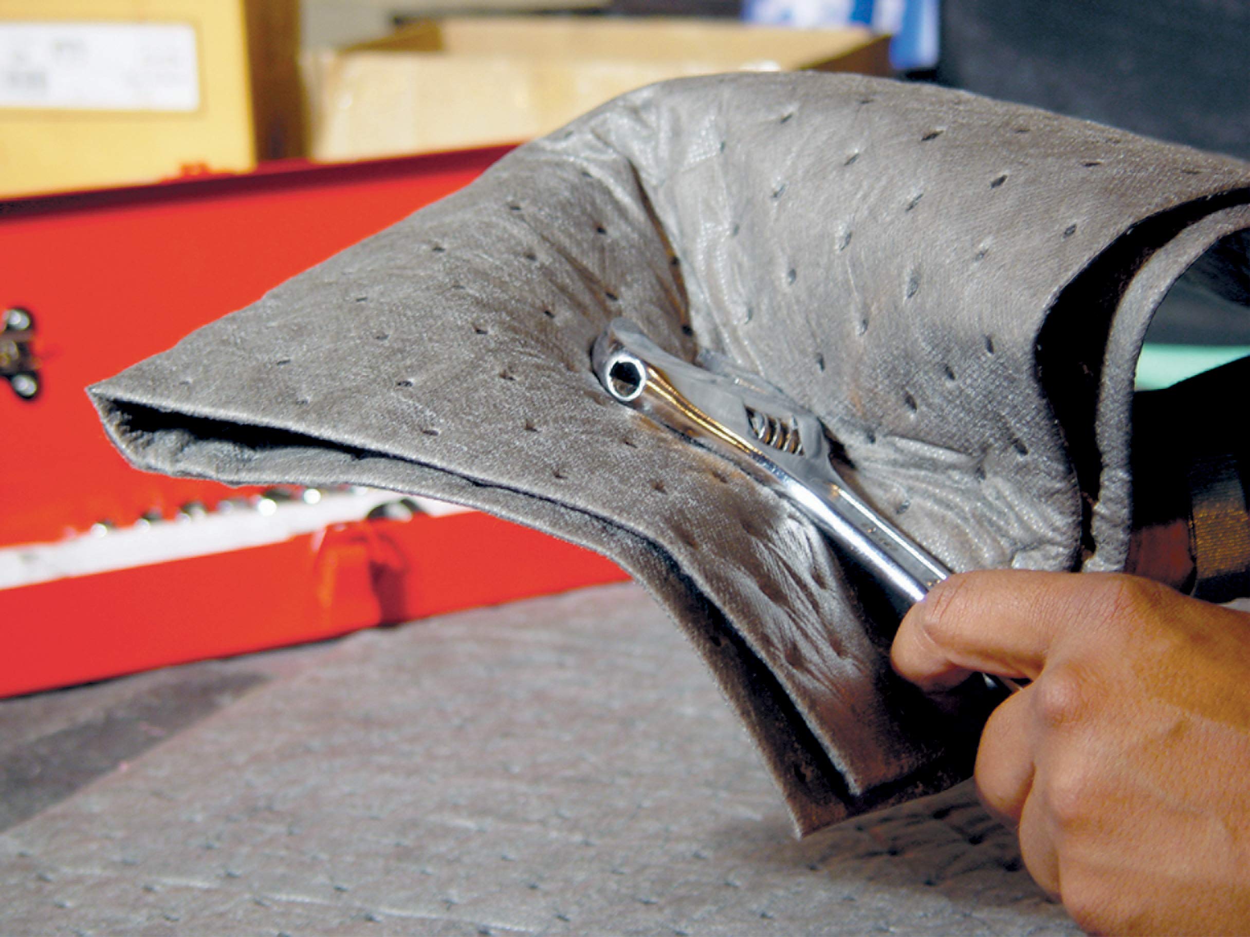 New Pig® Oil-Only Absorbent Mat Pad in Dispenser Box Heavy Wgt Mat Pad 15 in. x 20 in.