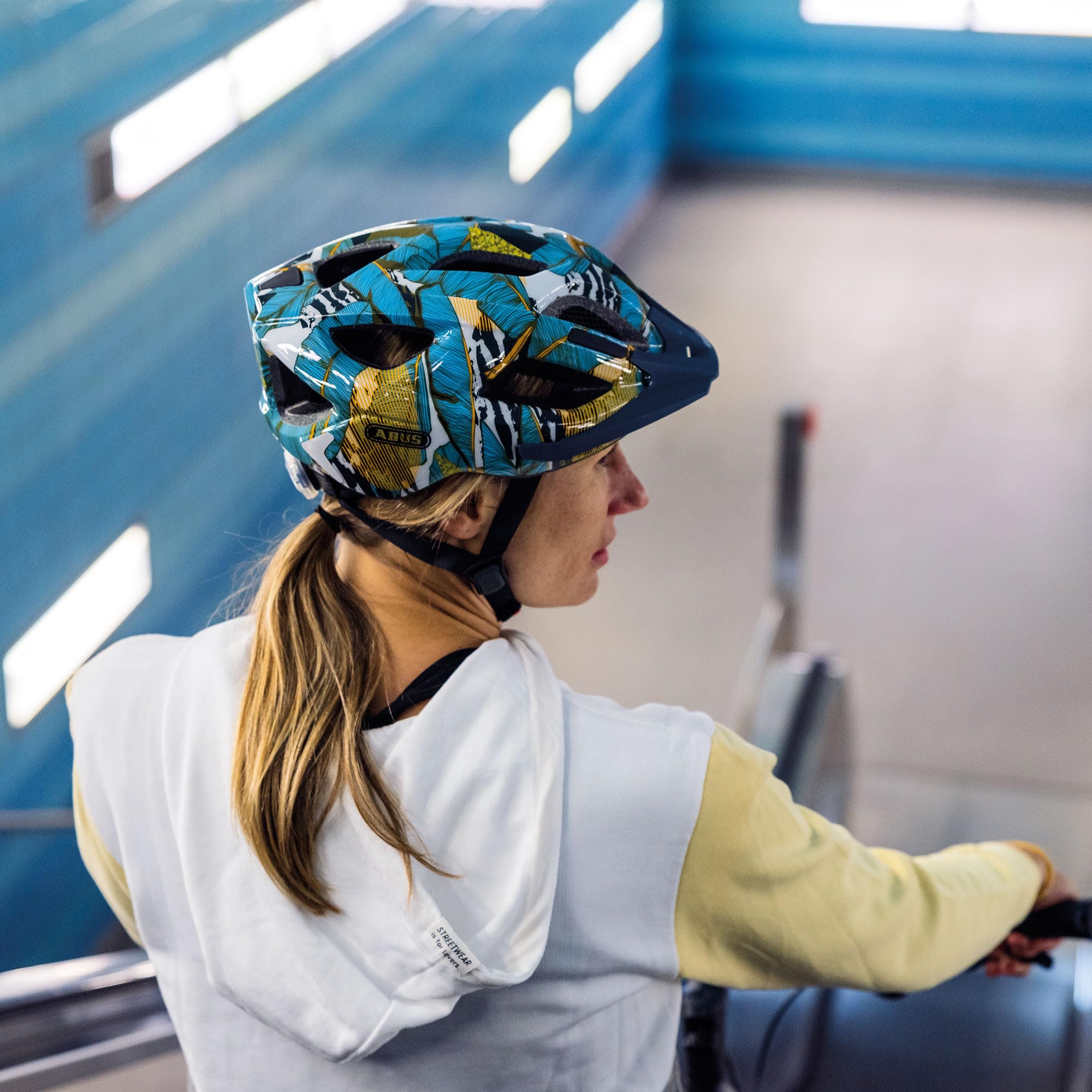 ABUS Kask rowerowy Aduro 2.0 ze światłem, Niebieski, Rozmiar M