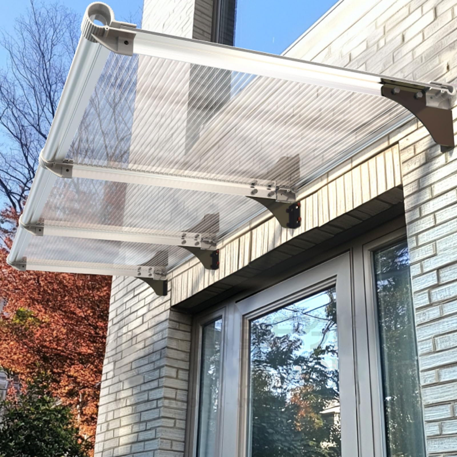 Toldo de aluminio para evitar filtraciones en la puerta delantera