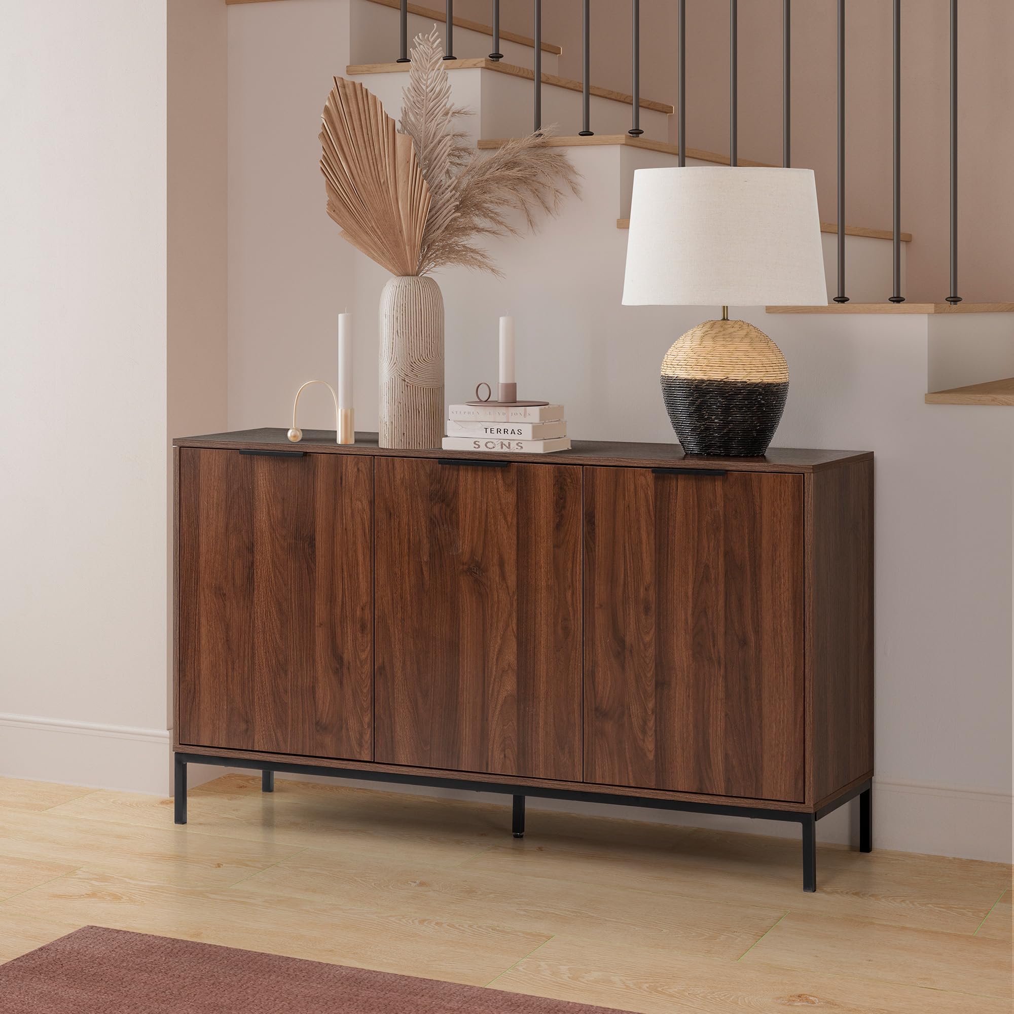 HOMN LIVING Aparador Auri 3 Puertas Color Nogal, 140 cm (Ancho) 40 cm (Profundo) 80 cm (Altura)