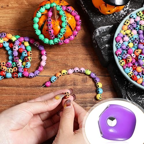 Miniatura 3 de 600 cuentas de calavera de Halloween para hacer joyas, cuentas de cabeza de calavera coloridas para pulseras, espaciadores, dijes acrílicos, agujero