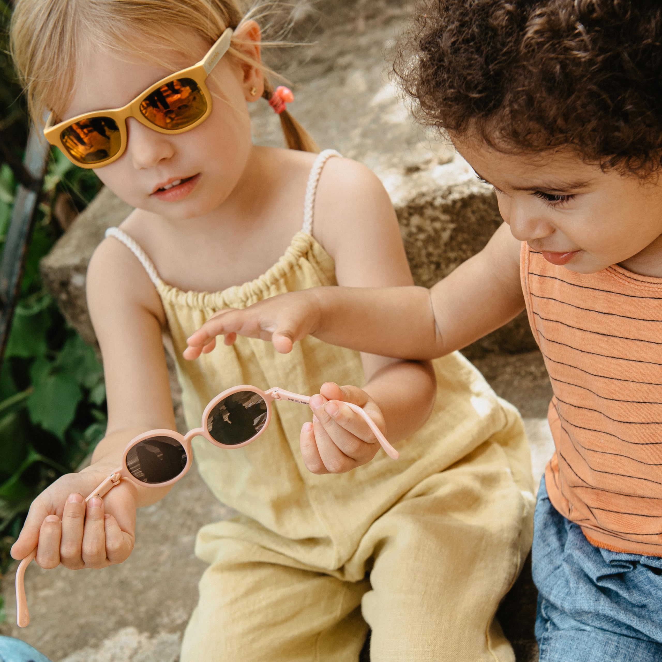Suavinex, Occhiali da Sole polarizzati per Bambini 3-8 Anni, con Filtro UV 400, Protezione al 100% dai Raggi UVA e UVB, Custodia e cordino Inclusi, Flessibili e Leggeri