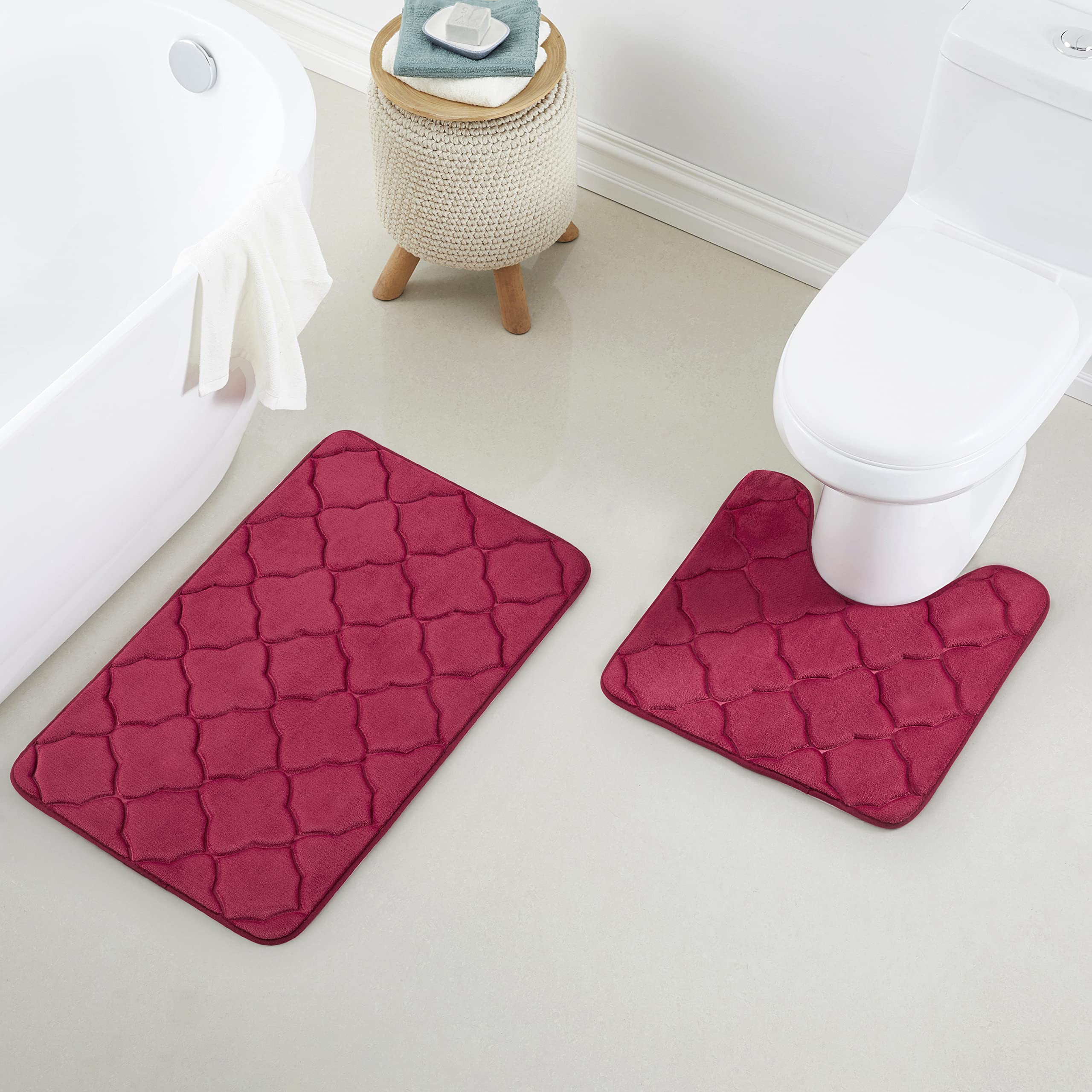 Tapis de bain en mousse douce bordeaux pour créer une ambiance spa