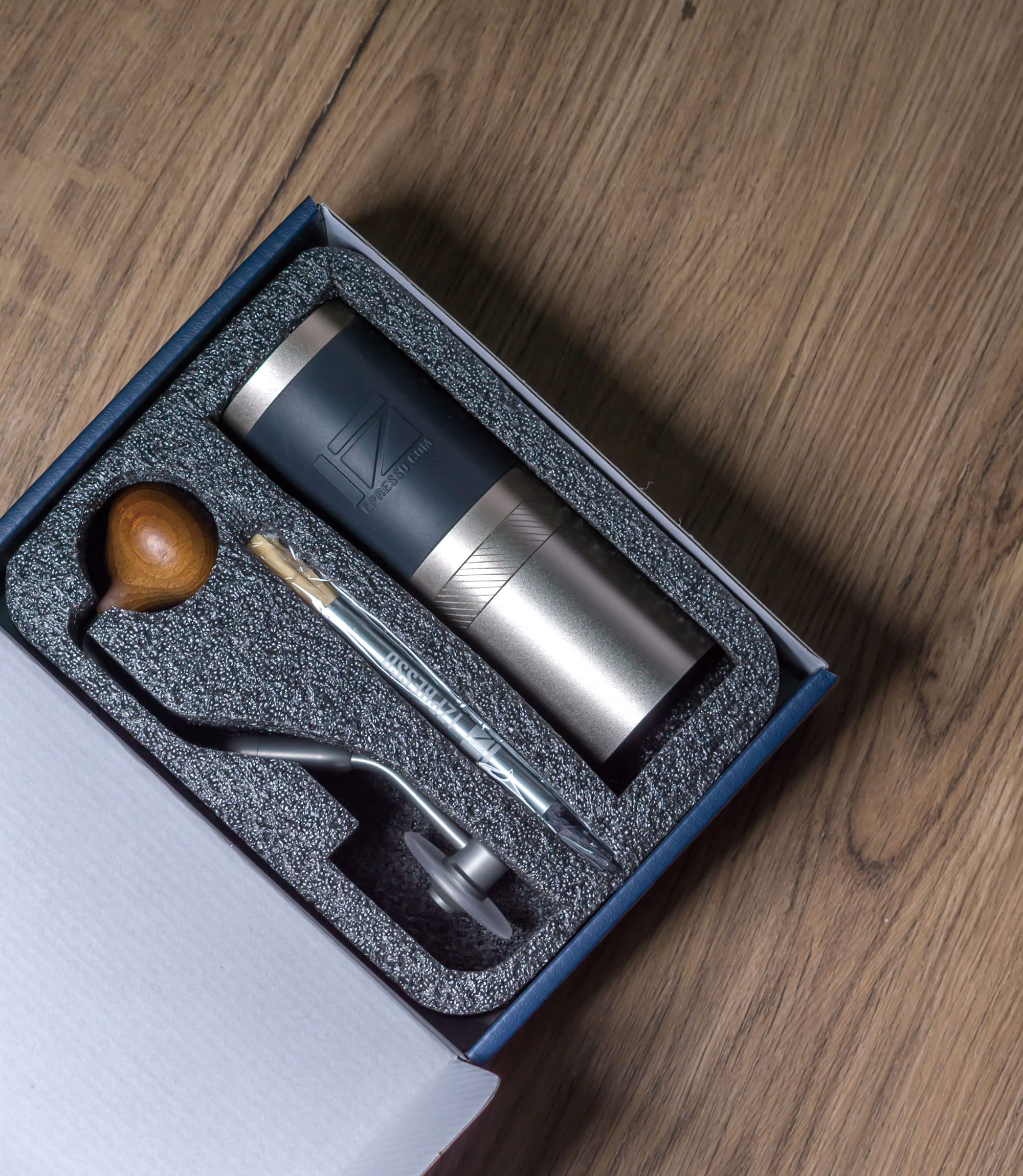 1Zpresso J Hand-Kaffeemühle Silber, Fassungsvermögen 35 g mit Edelstahl-Kegelmahlwerk und numerischer intern verstellbarer Einstellung.