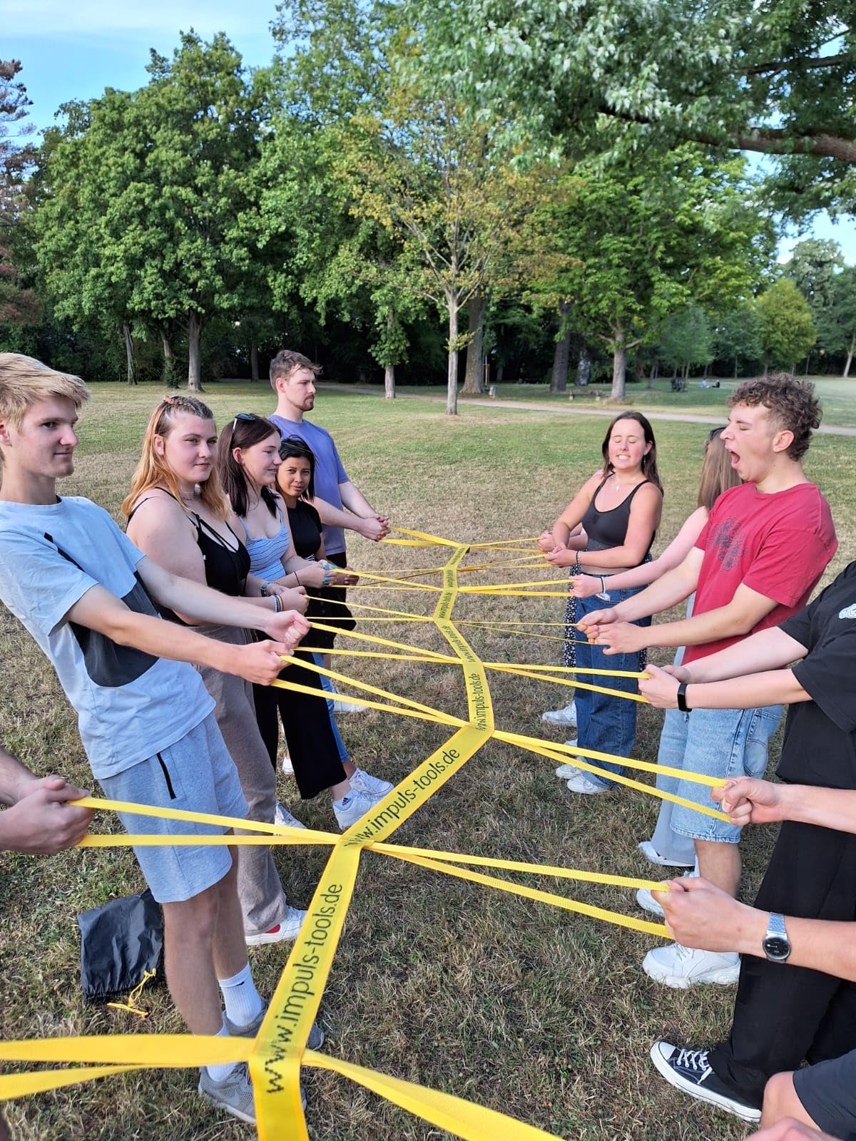 TEAM SLACKLINE - ein Teamspiel für mehr Balance, Vertrauen und Koordination