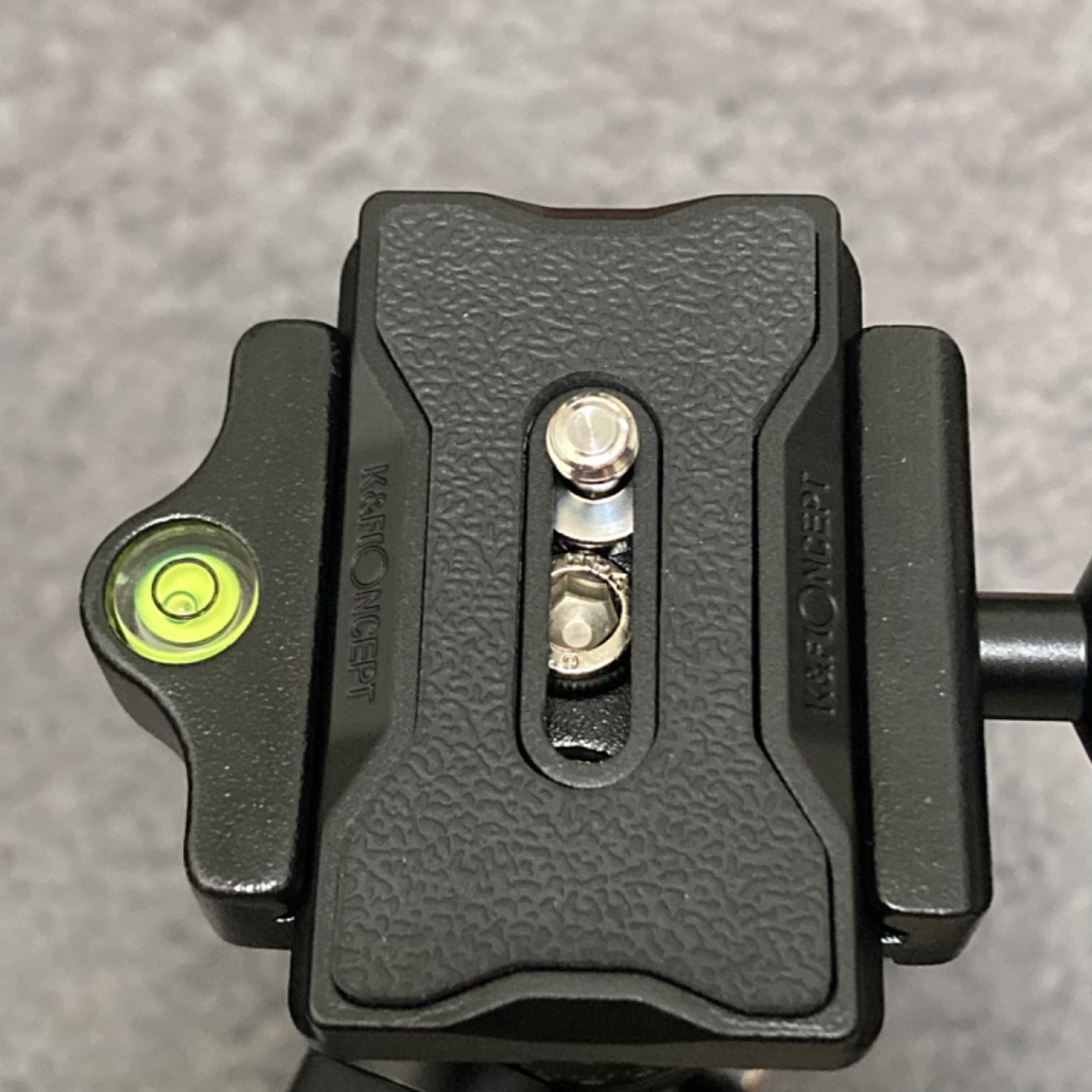 カメラ底部との設置面積が広く、しっかり固定できてよい